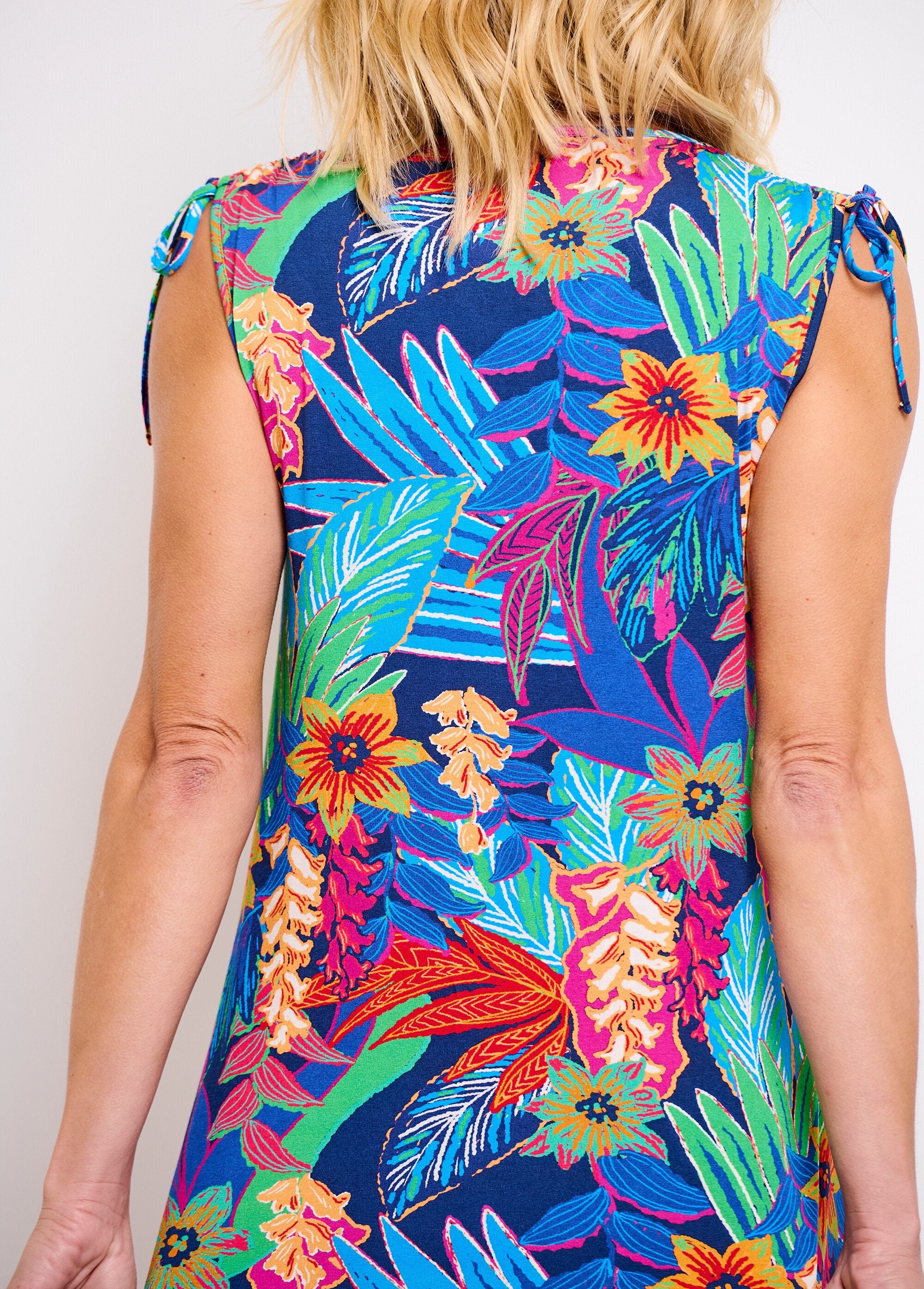 Korte_tankjurk_met_tropische_bloemen_Bleu_et_rouge_DO2_slim