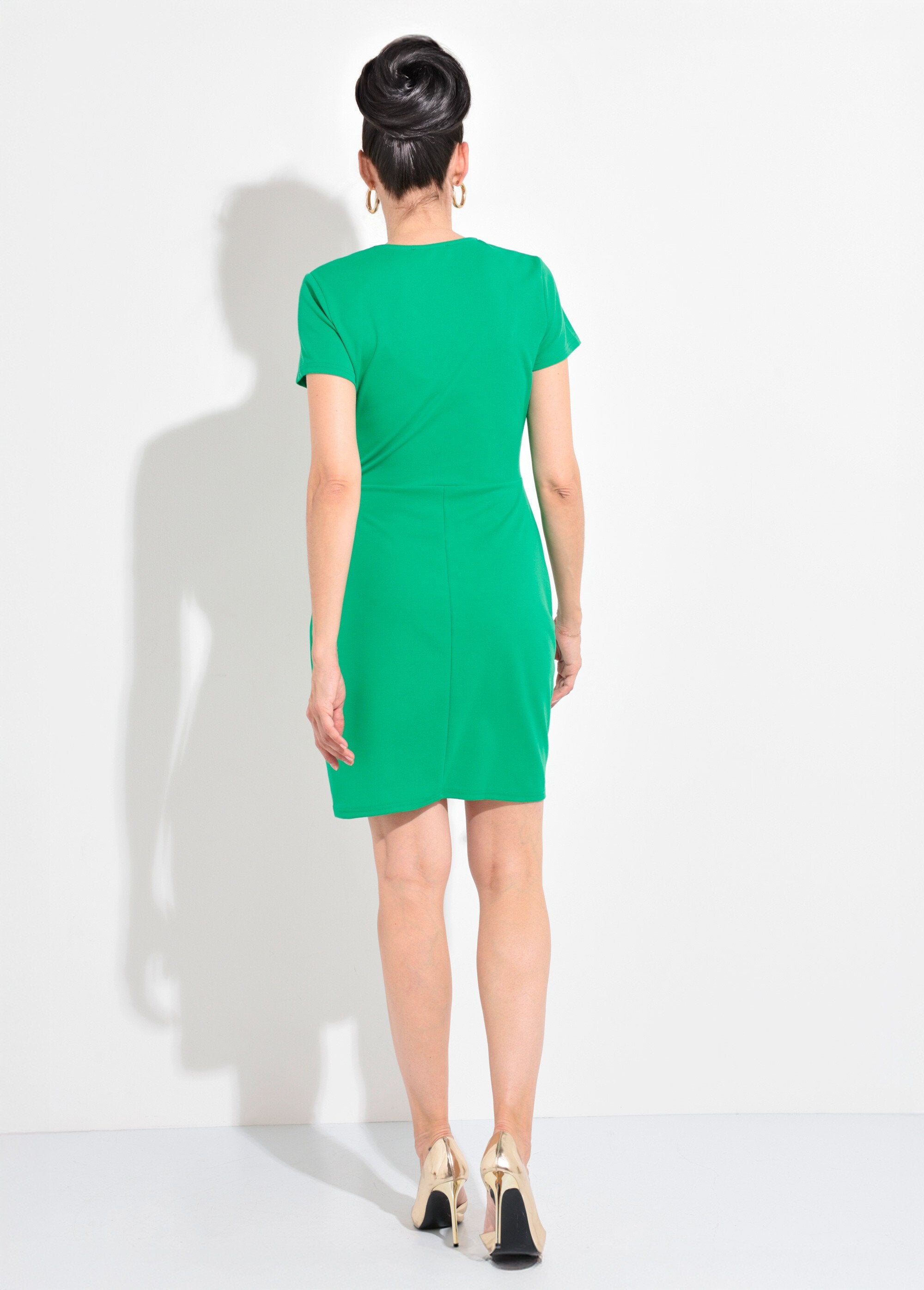 Gedrapeerde_crêpe_gebreide_jurk_met_juwelendetail_Vert_vif_DO1_slim