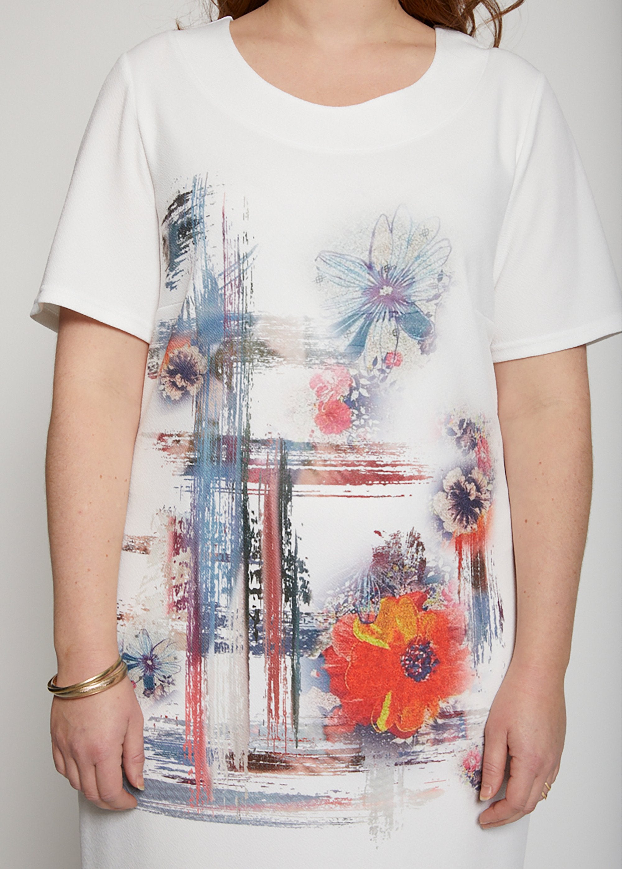 Rechte_jurk_van_wafelbreisel_met_gedessineerd_motief_Fond_naturel_DE1_curvy