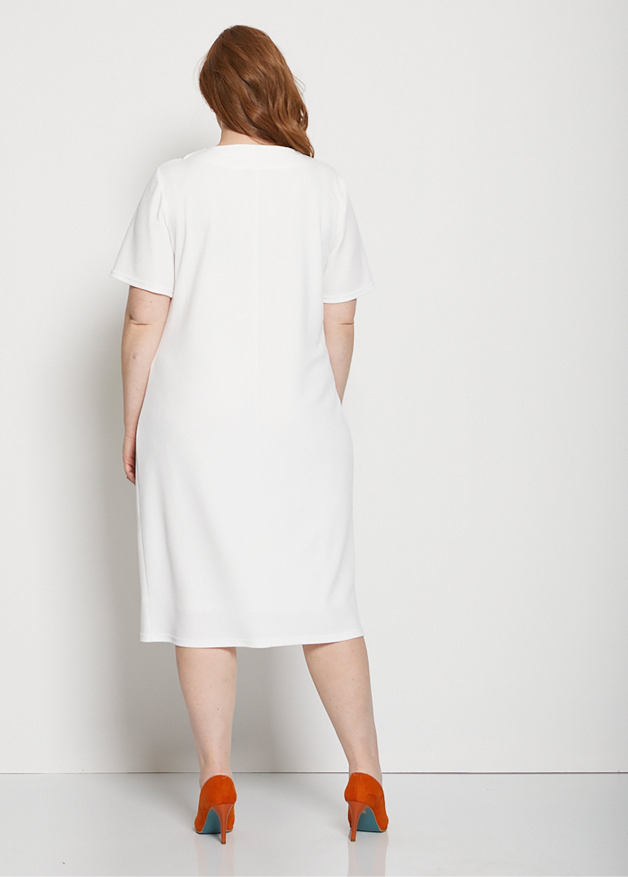 Rechte_jurk_van_wafelbreisel_met_gedessineerd_motief_Fond_naturel_DO1_curvy