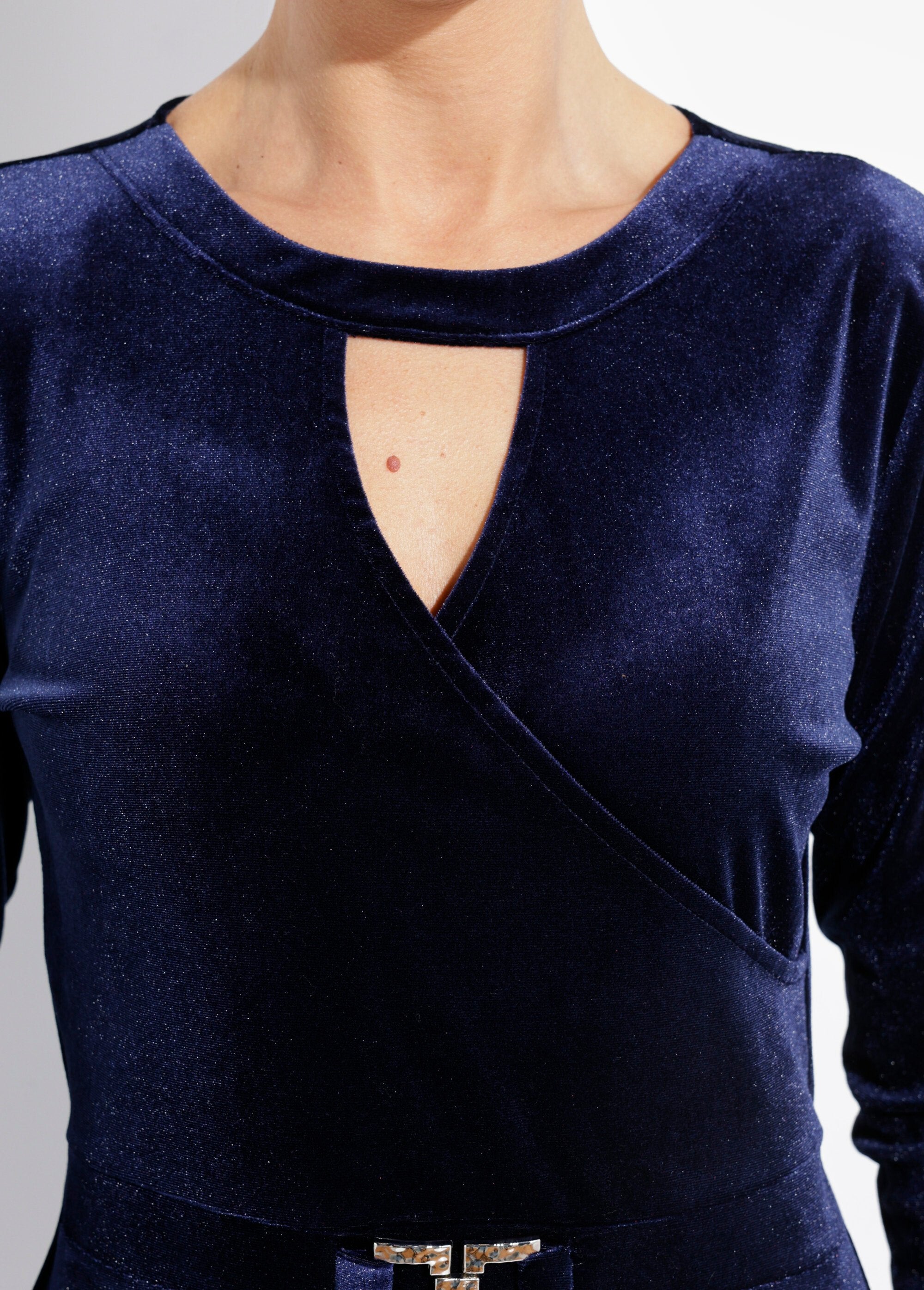 Edele_fluwelen_jurk_met_ronde_hals_Marine_DE1_slim