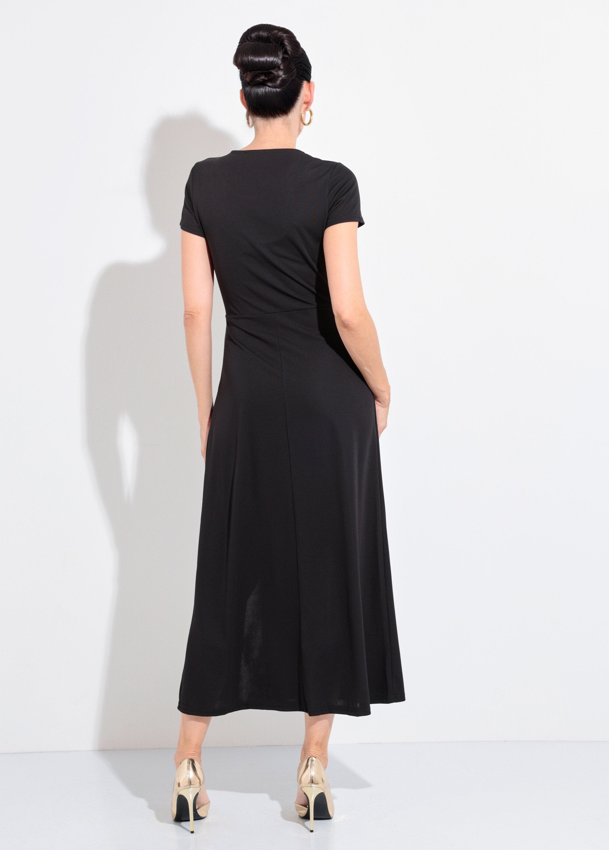 Lange_jurk_in_vloeiend_breisel_met_juwelendetail_Noir_DO1_slim
