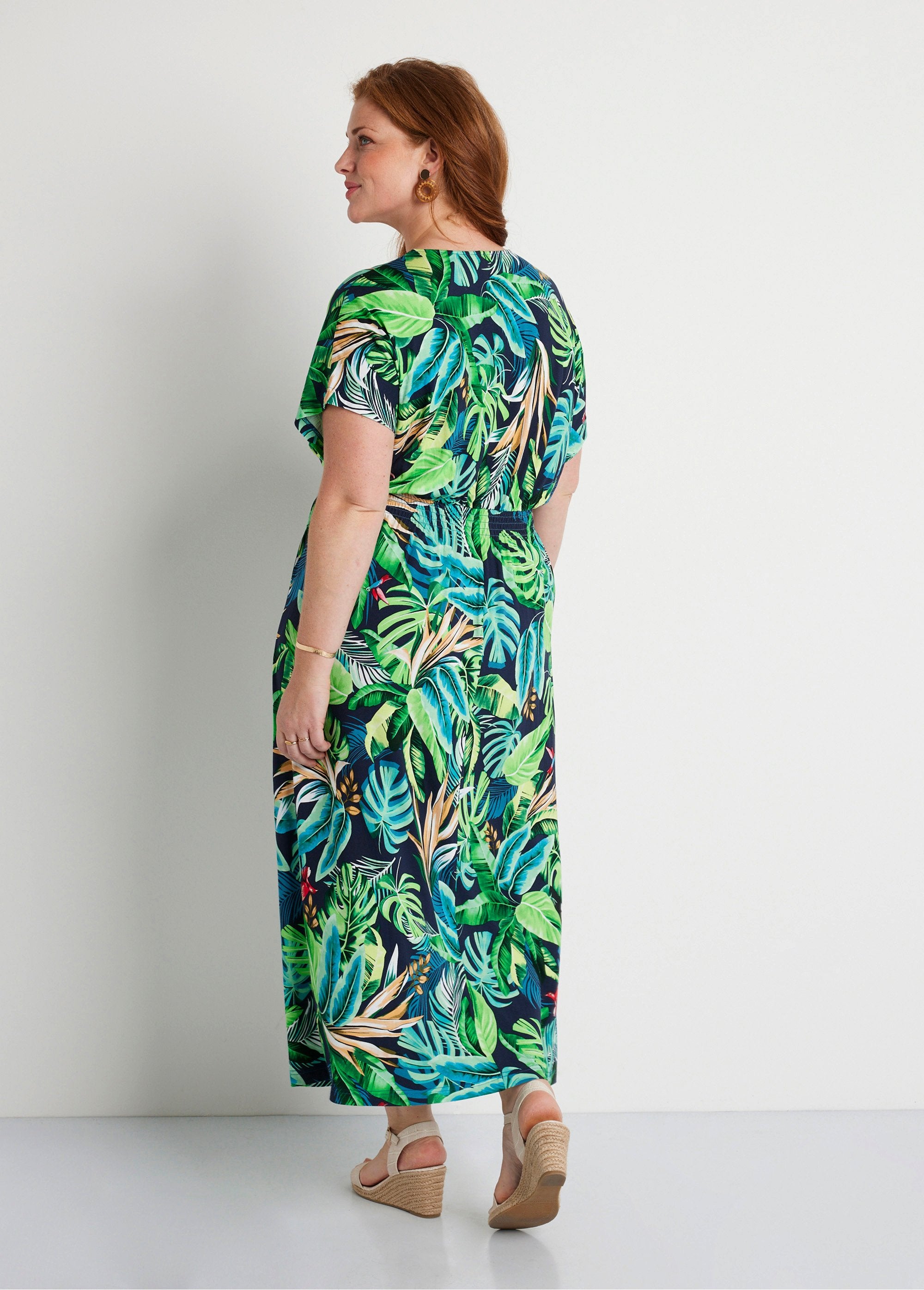 Uitlopende_maxi-jurk_met_tropische_print_Groene_Imp_DO1_curvy