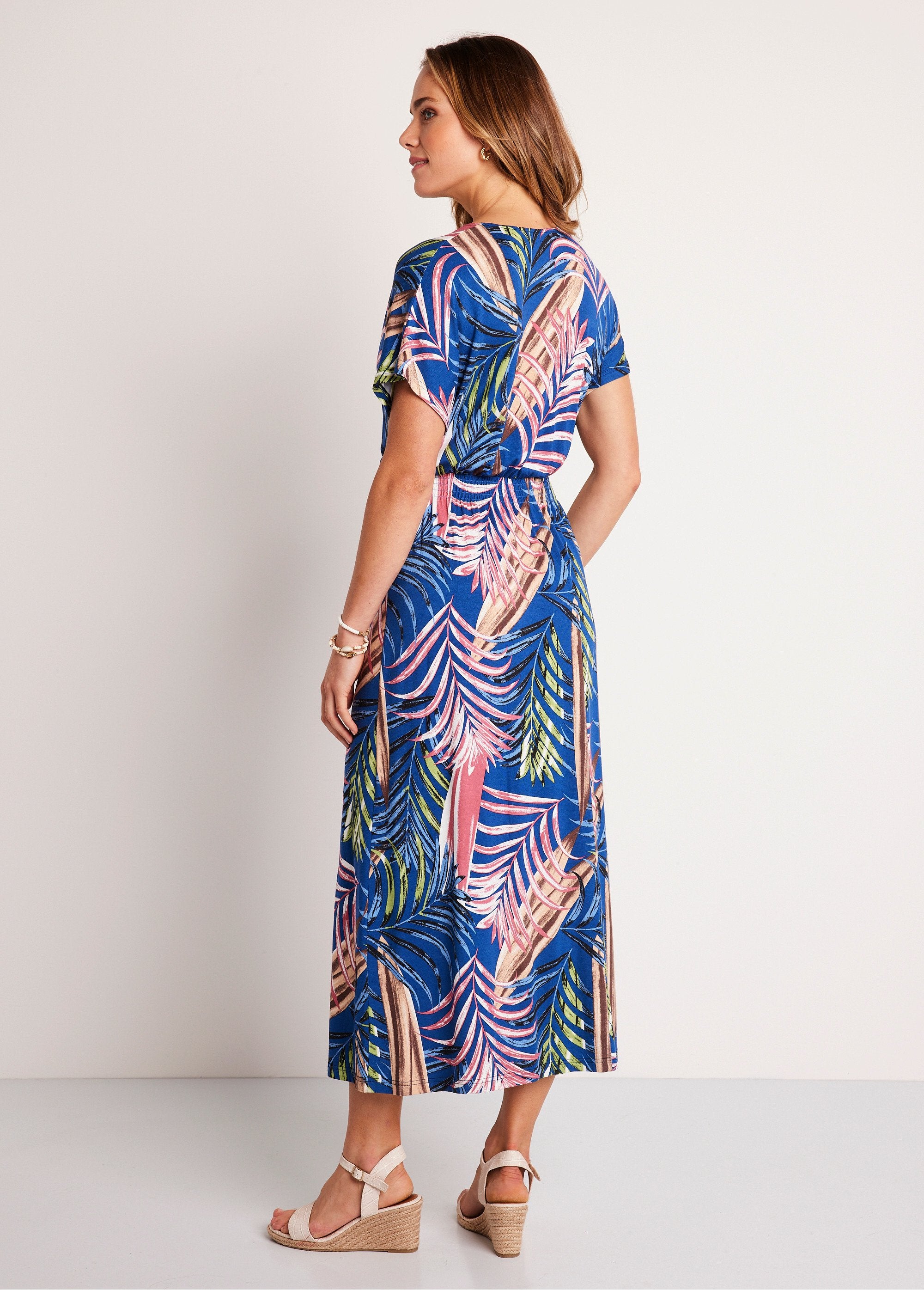 Uitlopende_maxi-jurk_met_tropische_print_Blauwe_Imp_DO1_slim