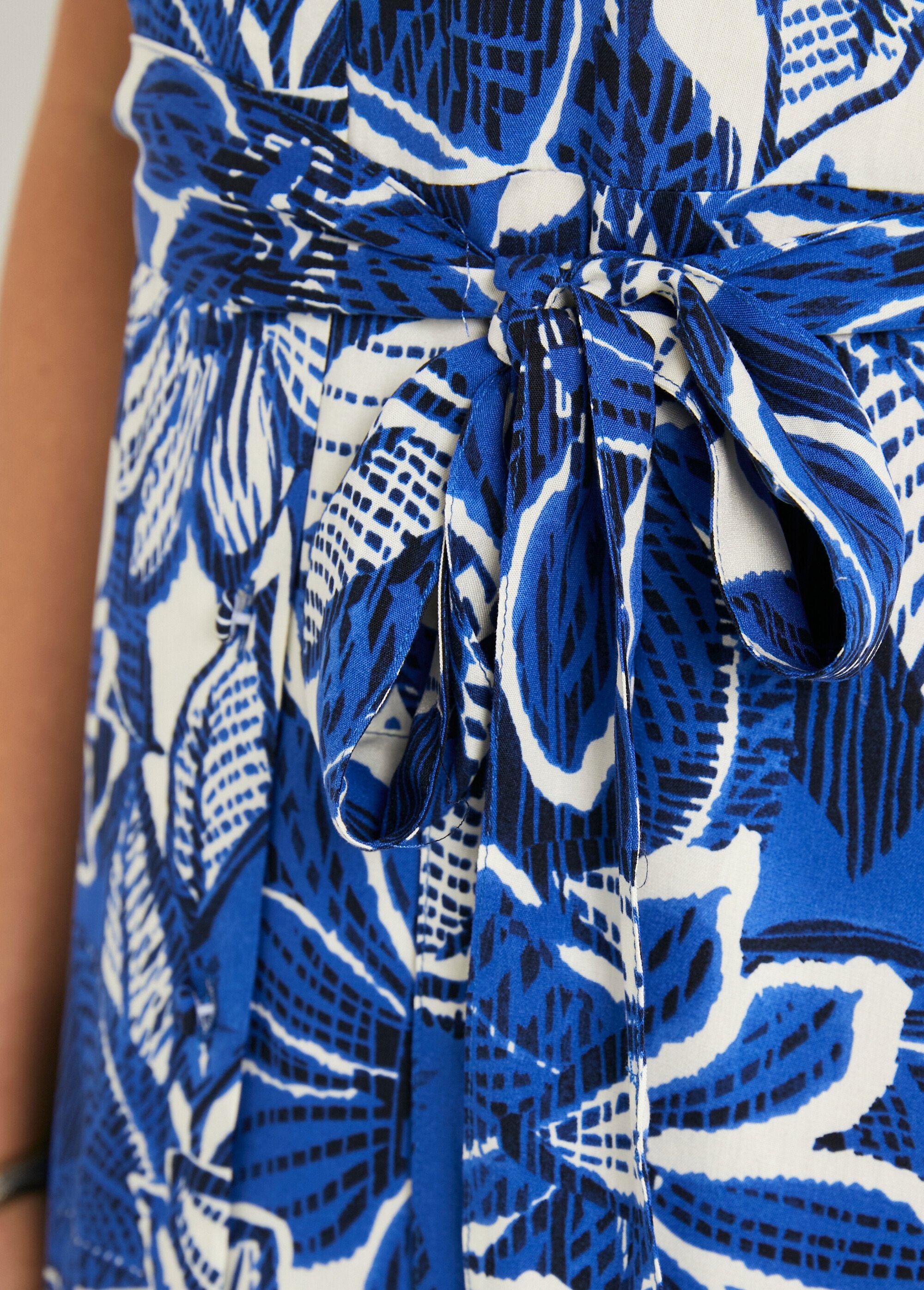 Maxi-jurk_met_grafische_bloemenprint_Bleu_et_blanc_DE2_slim