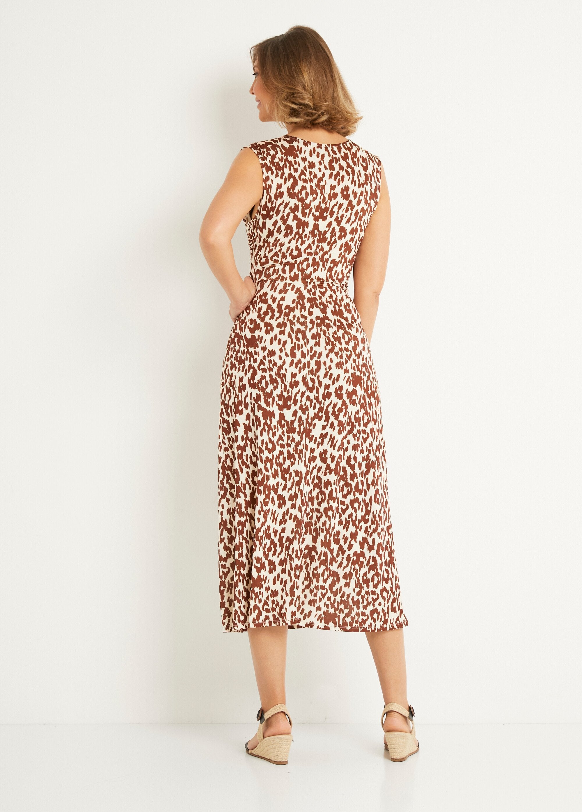 Gedrapeerde_maxi-jurk_met_dierenprint_Beige_leopard_DO1_slim