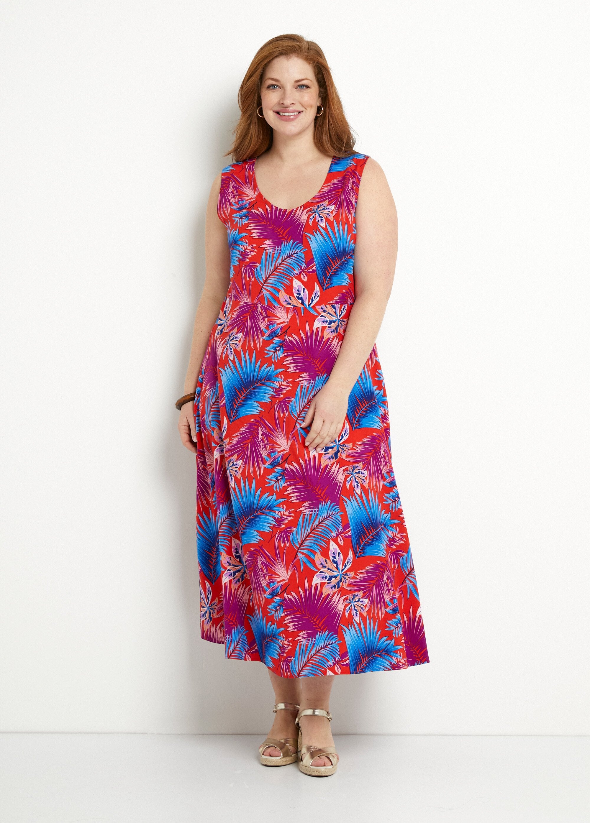 Mouwloze_uitlopende_maxi-jurk_met_gebladerteprint_Rouge_et_bleu_FA1_curvy