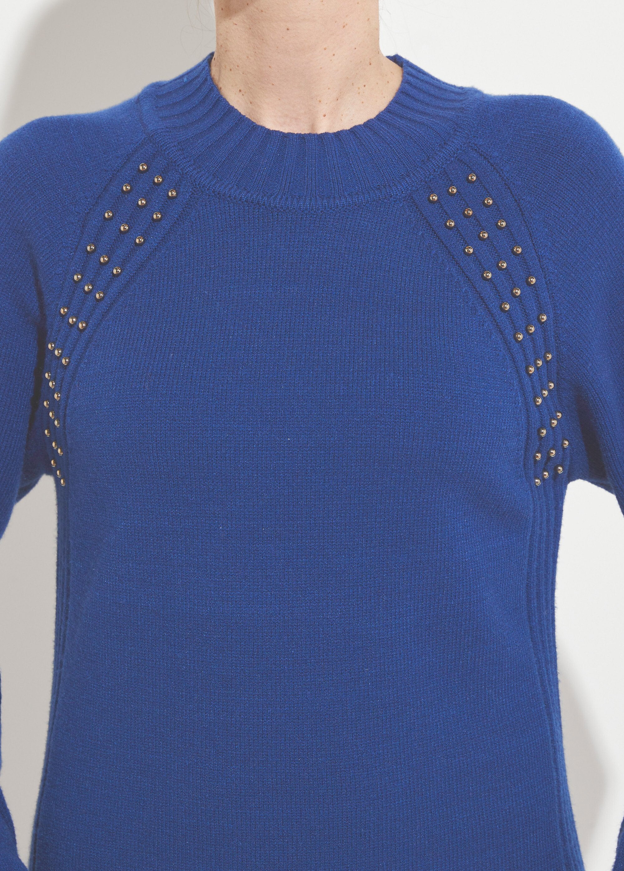 Trui_met_hoge_hals_en_geribbelde_kralendetails_Bleu_DE1_slim