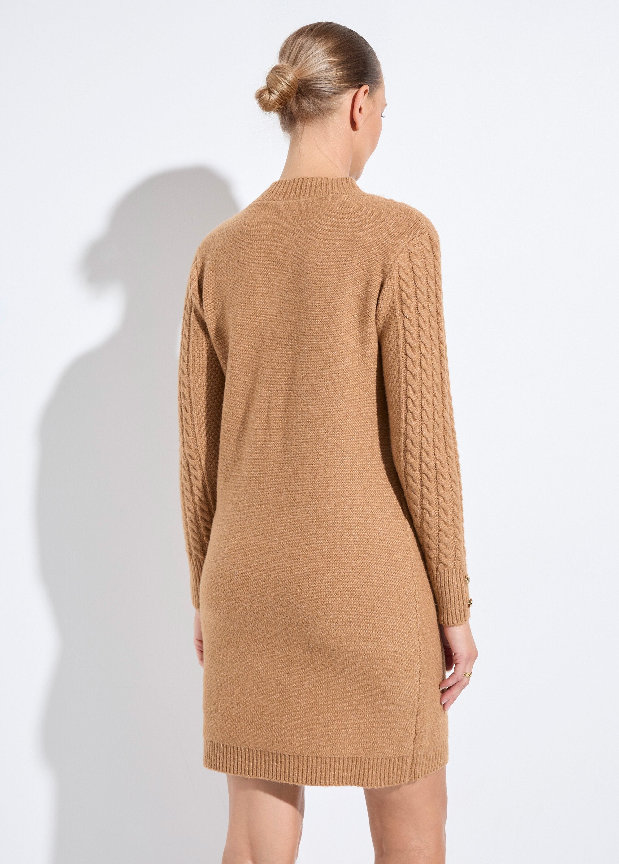 Korte_effen_gebreide_trui_met_ronde_hals_Camel_DO1_slim