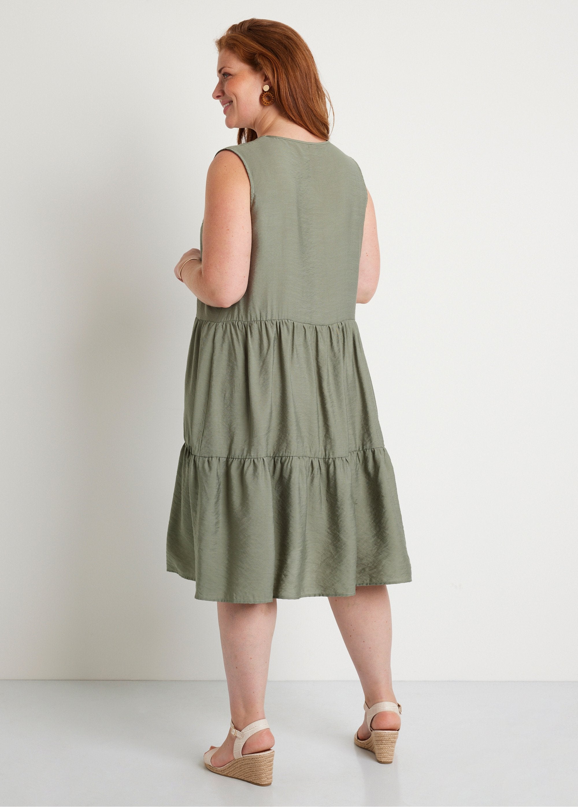 Korte_mouwloze_jurk_met_ruches_Khaki_DO1_curvy