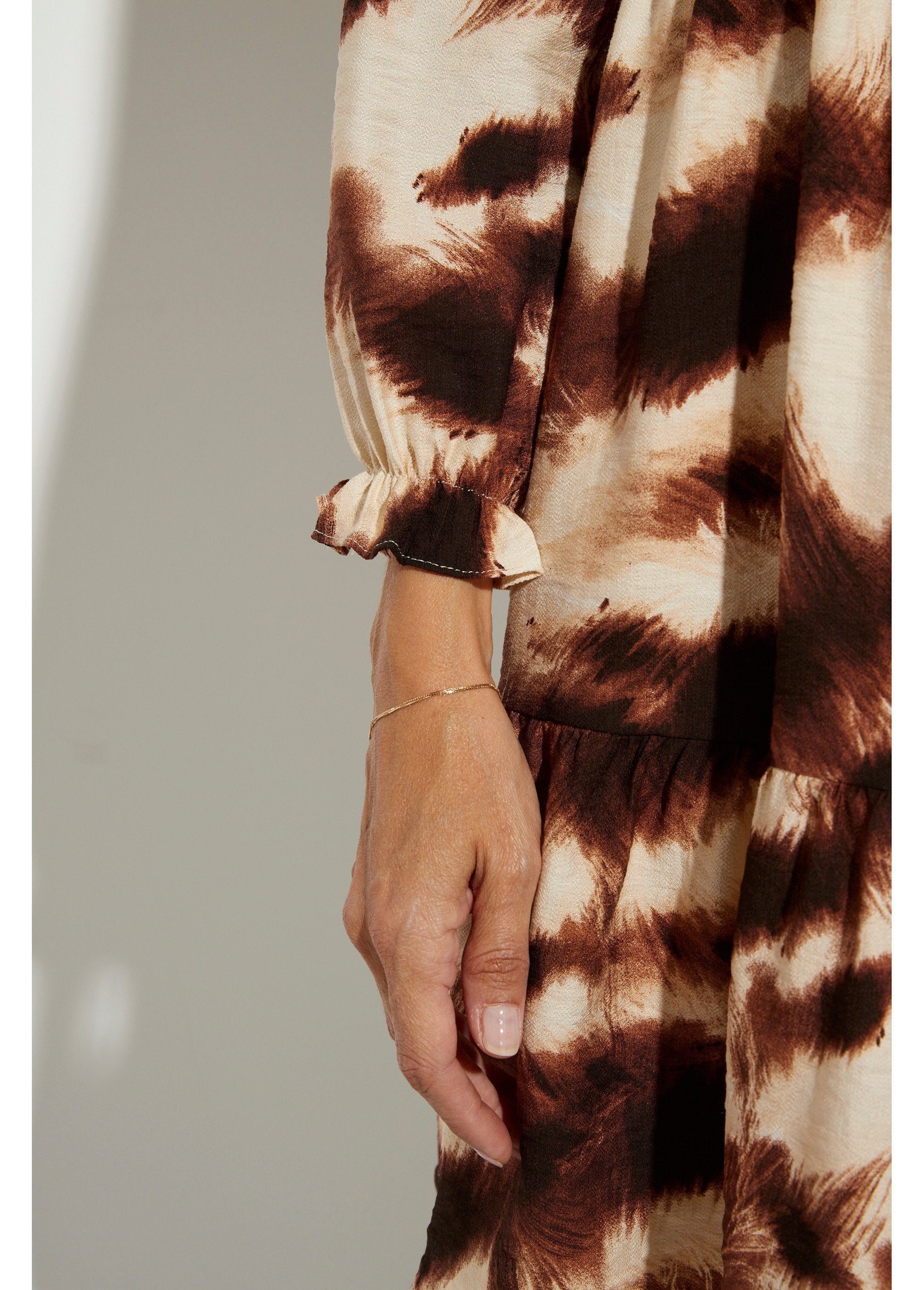 Jurk_met_V-hals_en_ruches,_strakke_mouwen_Marron_et_beige_DE3_slim