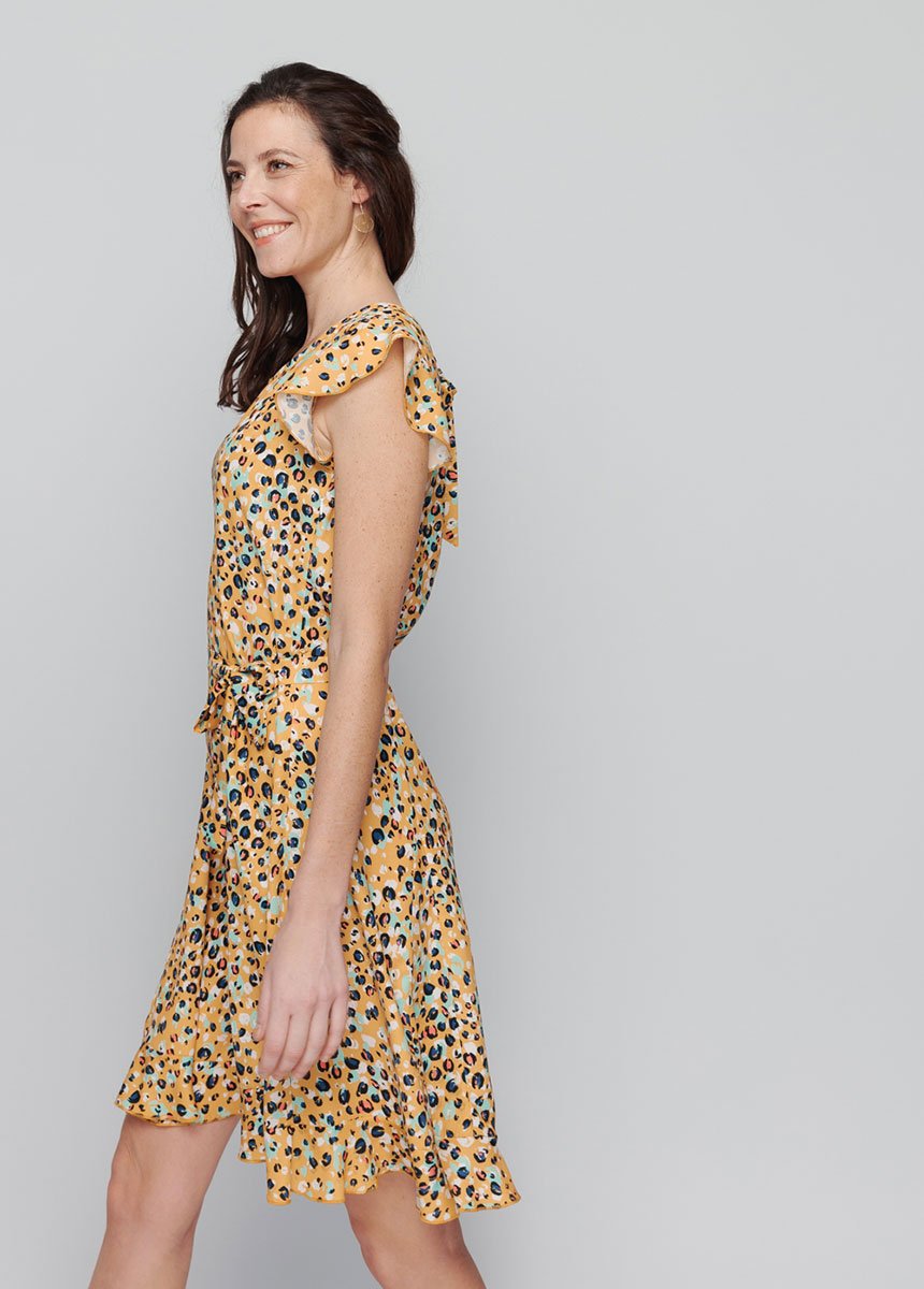 Jurk_met_ruches_en_dierenprint_Fond_miel_DR1_slim