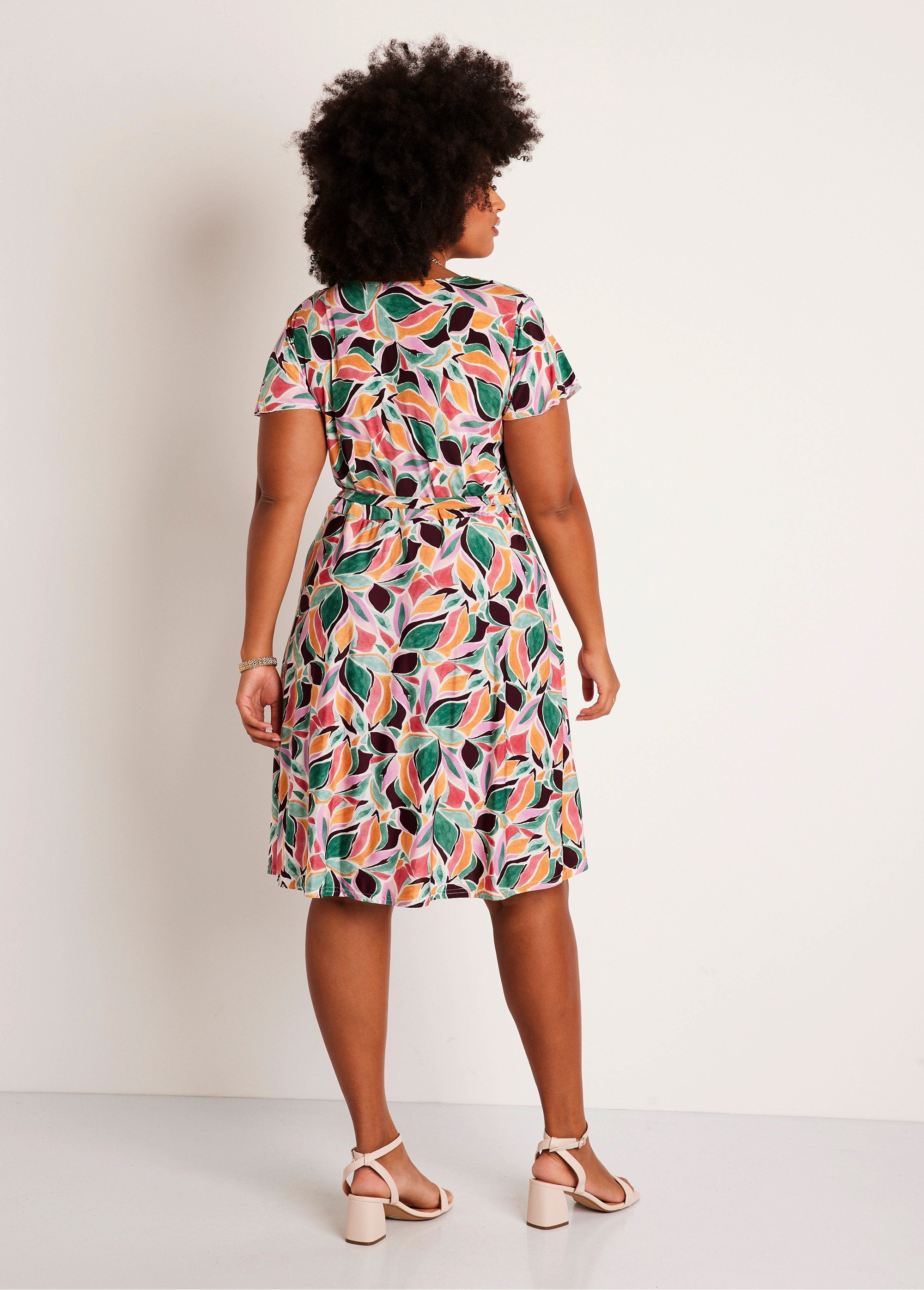 Korte_rechte_jurk_met_print_Groen_en_roze_DO1_curvy