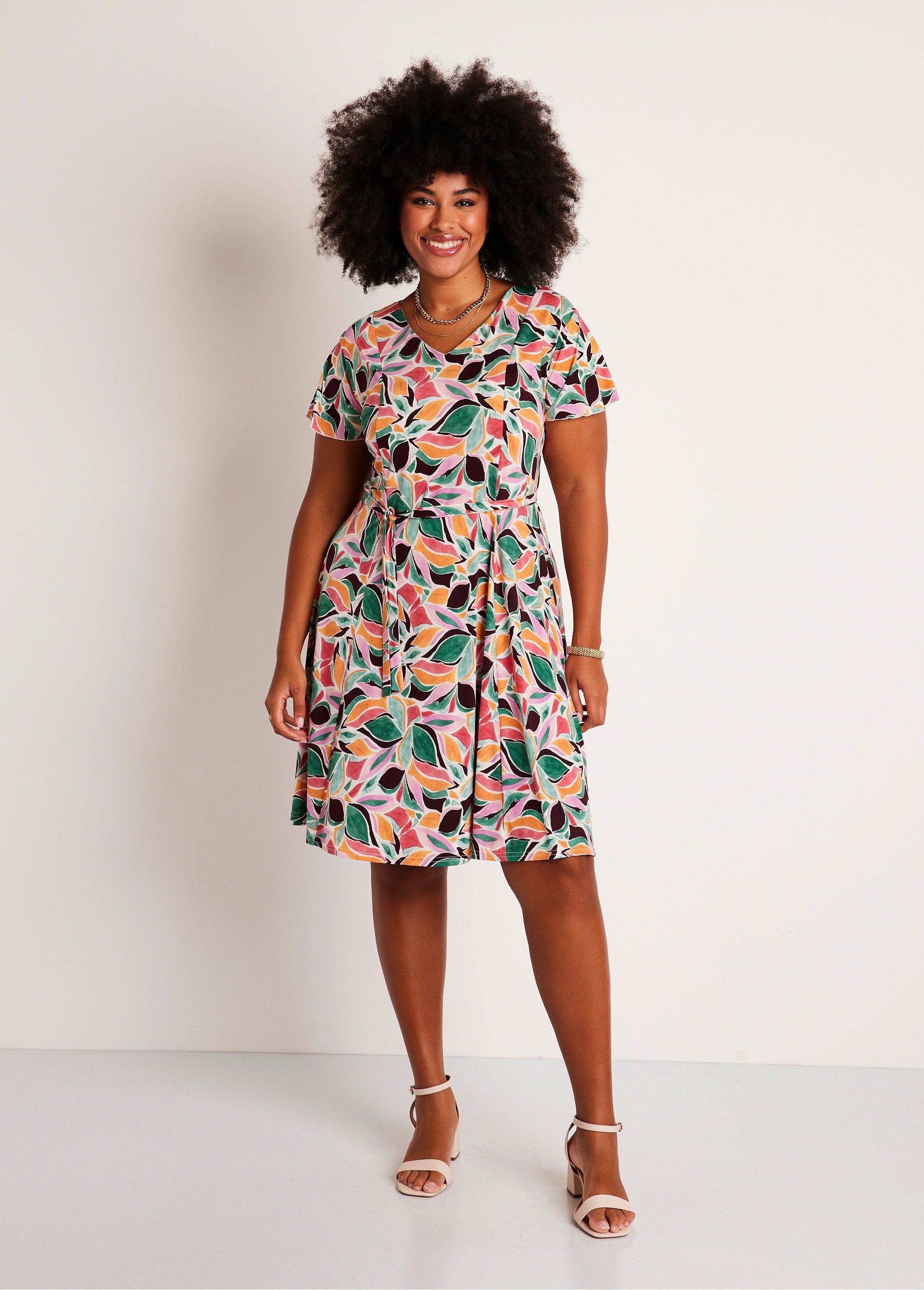 Korte_rechte_jurk_met_print_Groen_en_roze_FA1_curvy