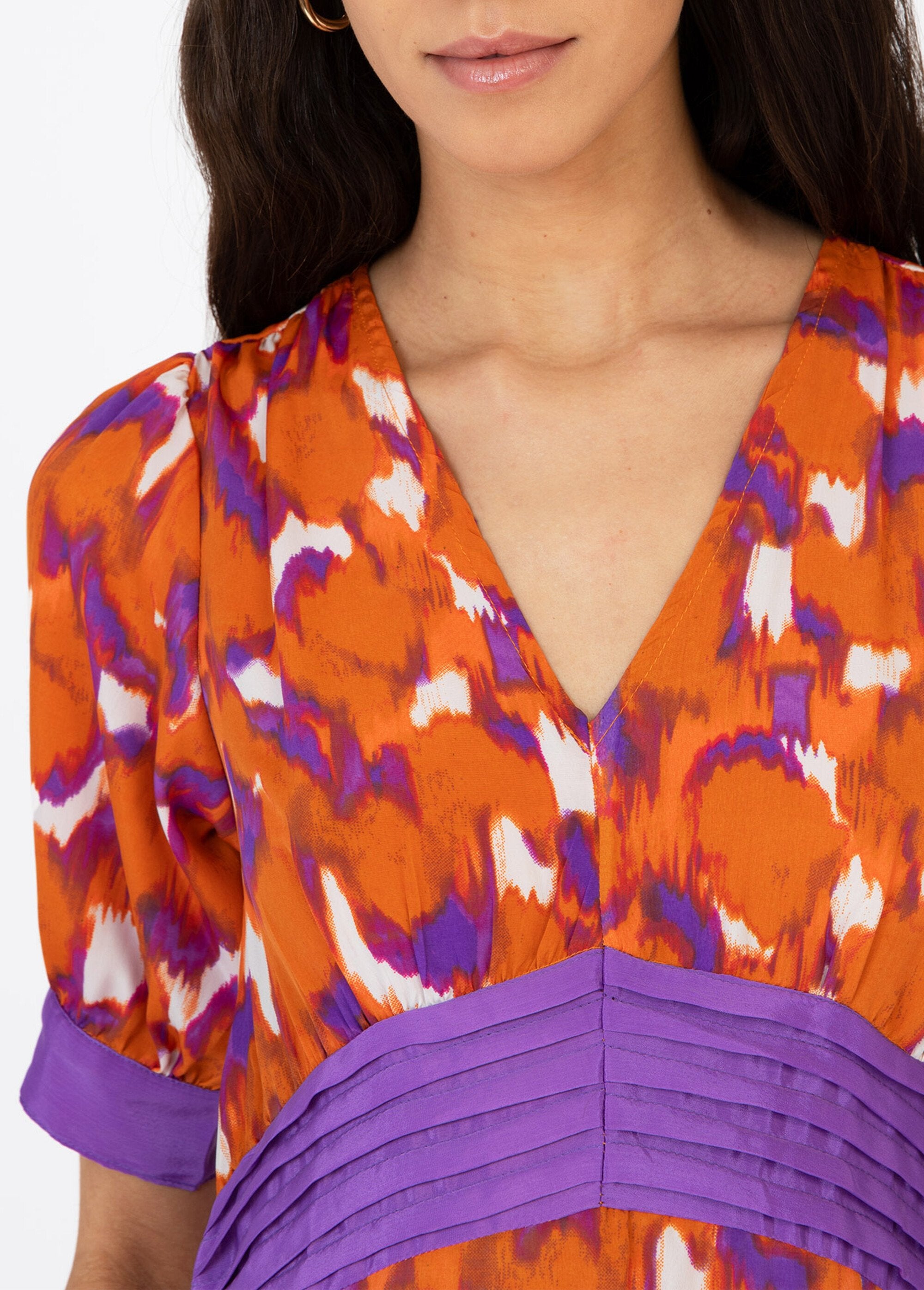 Lange_jurk_met_print_en_geplooide_taille_Oranje_afdrukken_DE1_slim