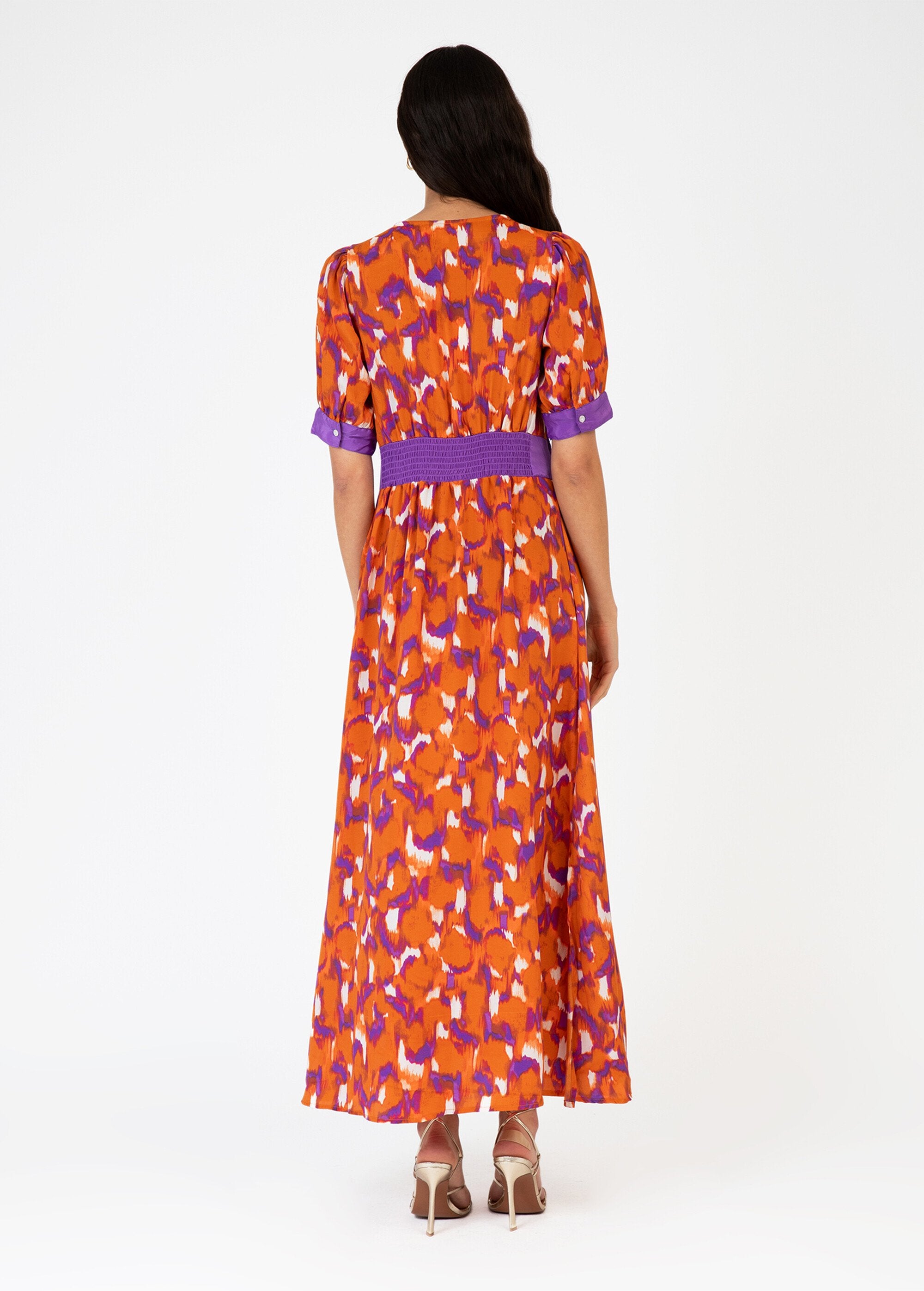 Lange_jurk_met_print_en_geplooide_taille_Oranje_afdrukken_DO1_slim