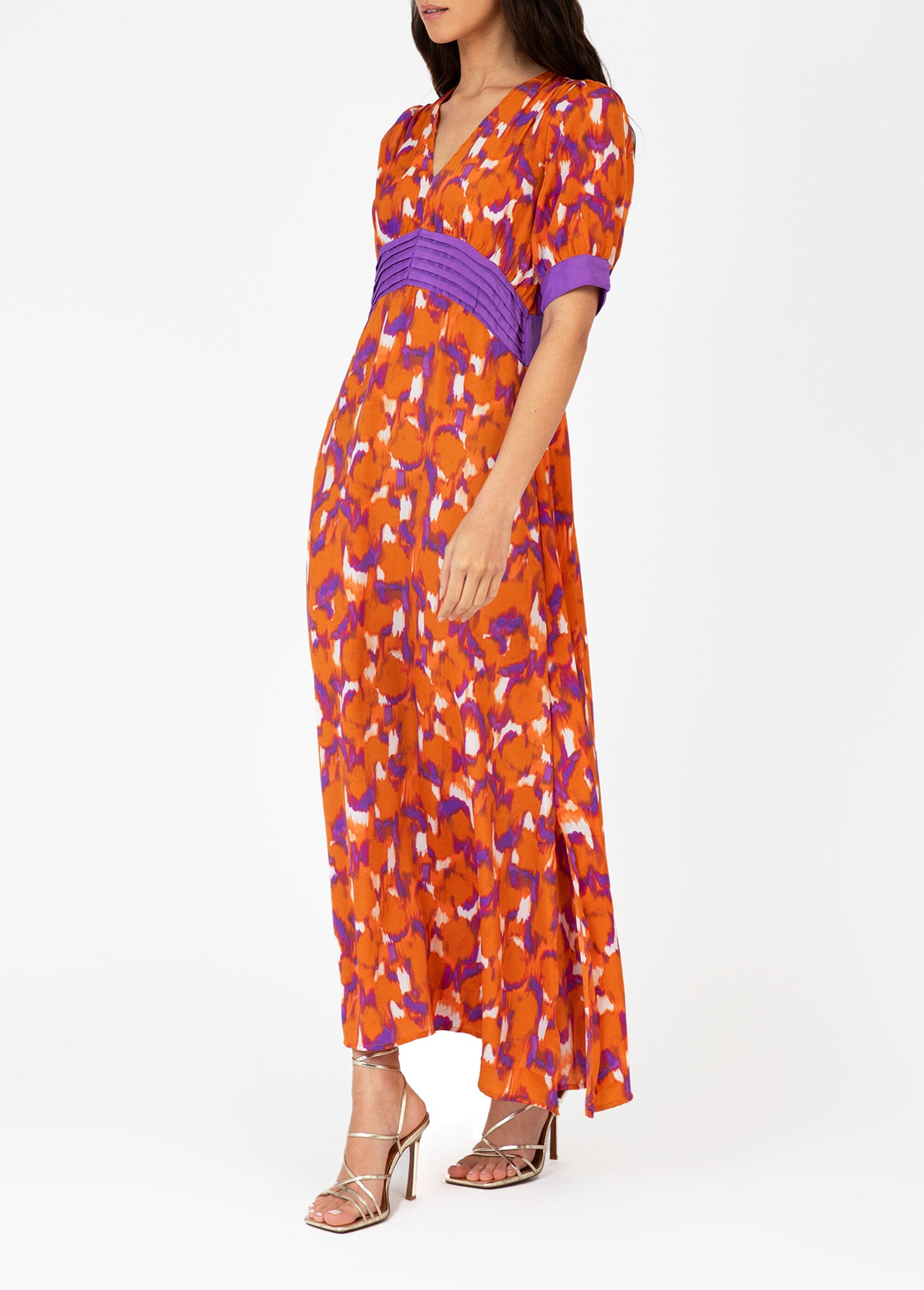 Lange_jurk_met_print_en_geplooide_taille_Oranje_afdrukken_GA1_slim