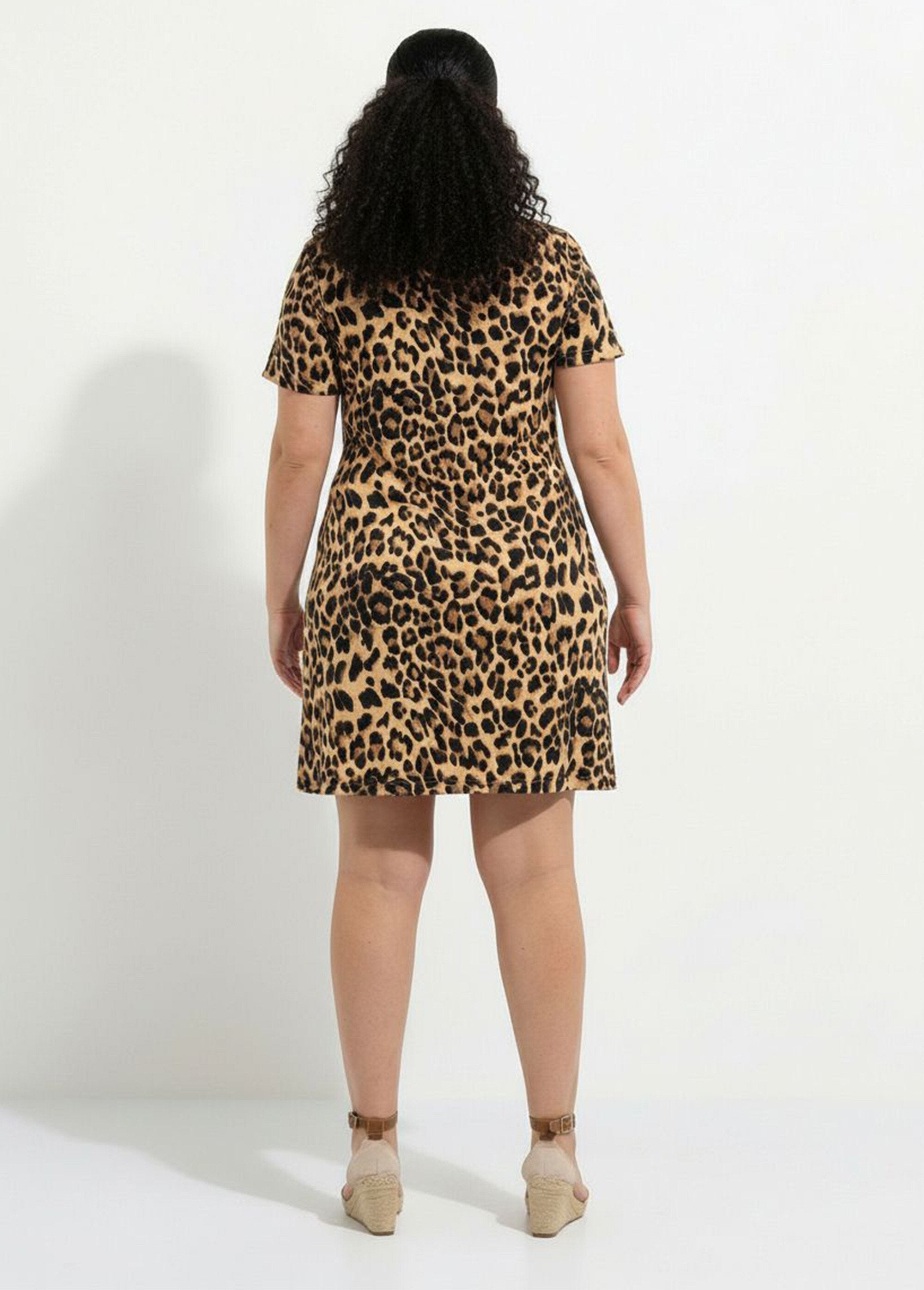 Korte_jurk_in_jersey_met_luipaardprint_Leopard_DO1_curvy