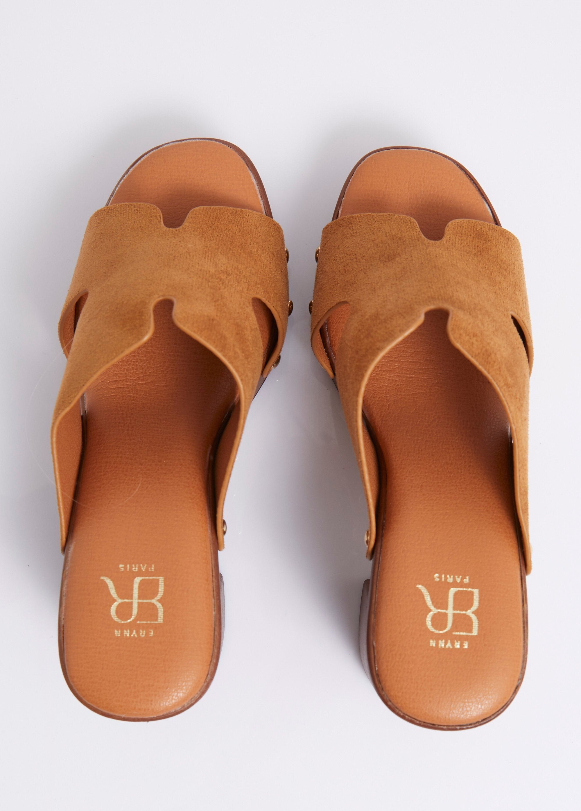 Klompen_met_hak,_suède_bovenwerk_met_studs_Camel_OV1_slim