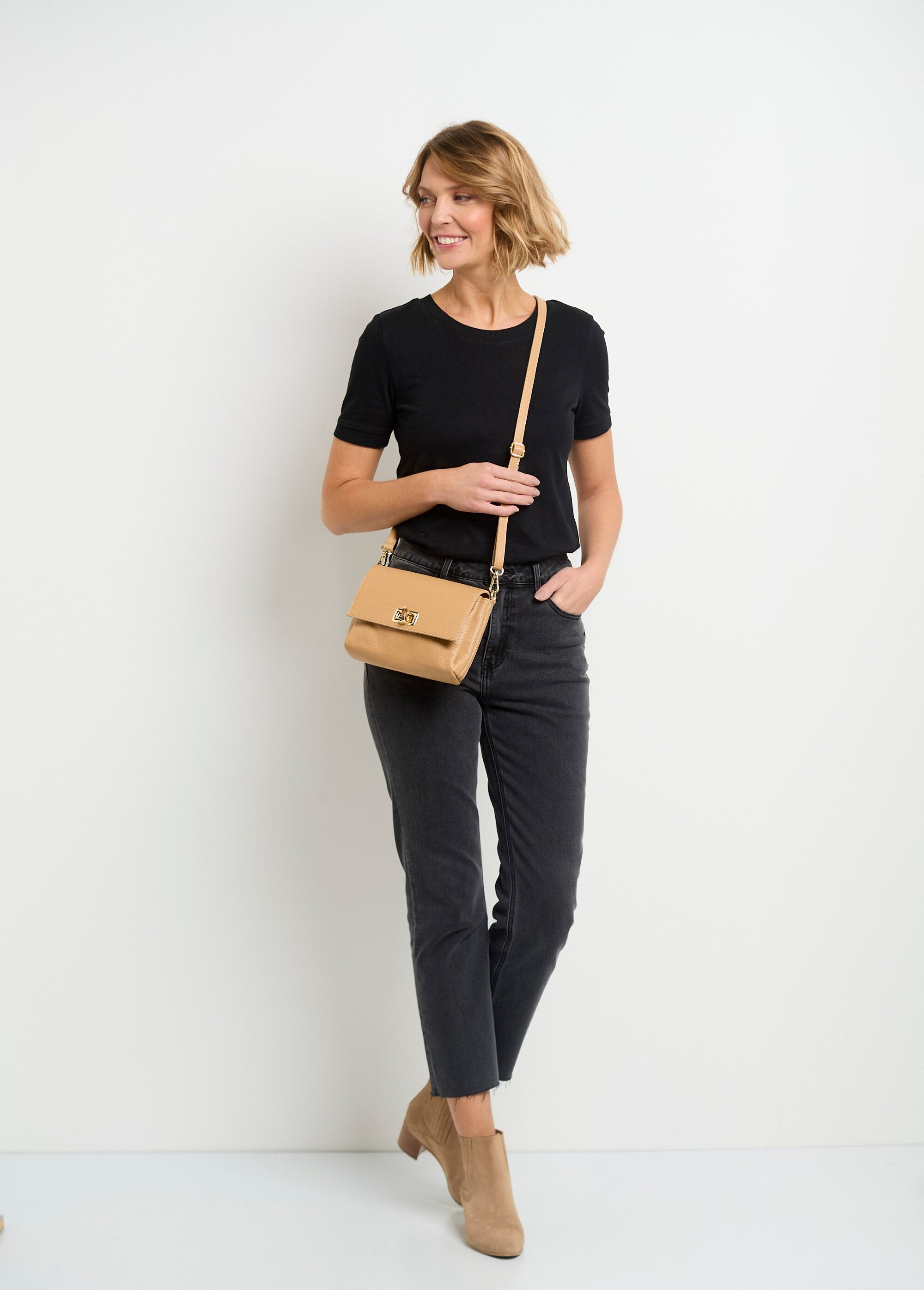 Leren_handtas_met_juwelensluiting_Beige_SF1_slim