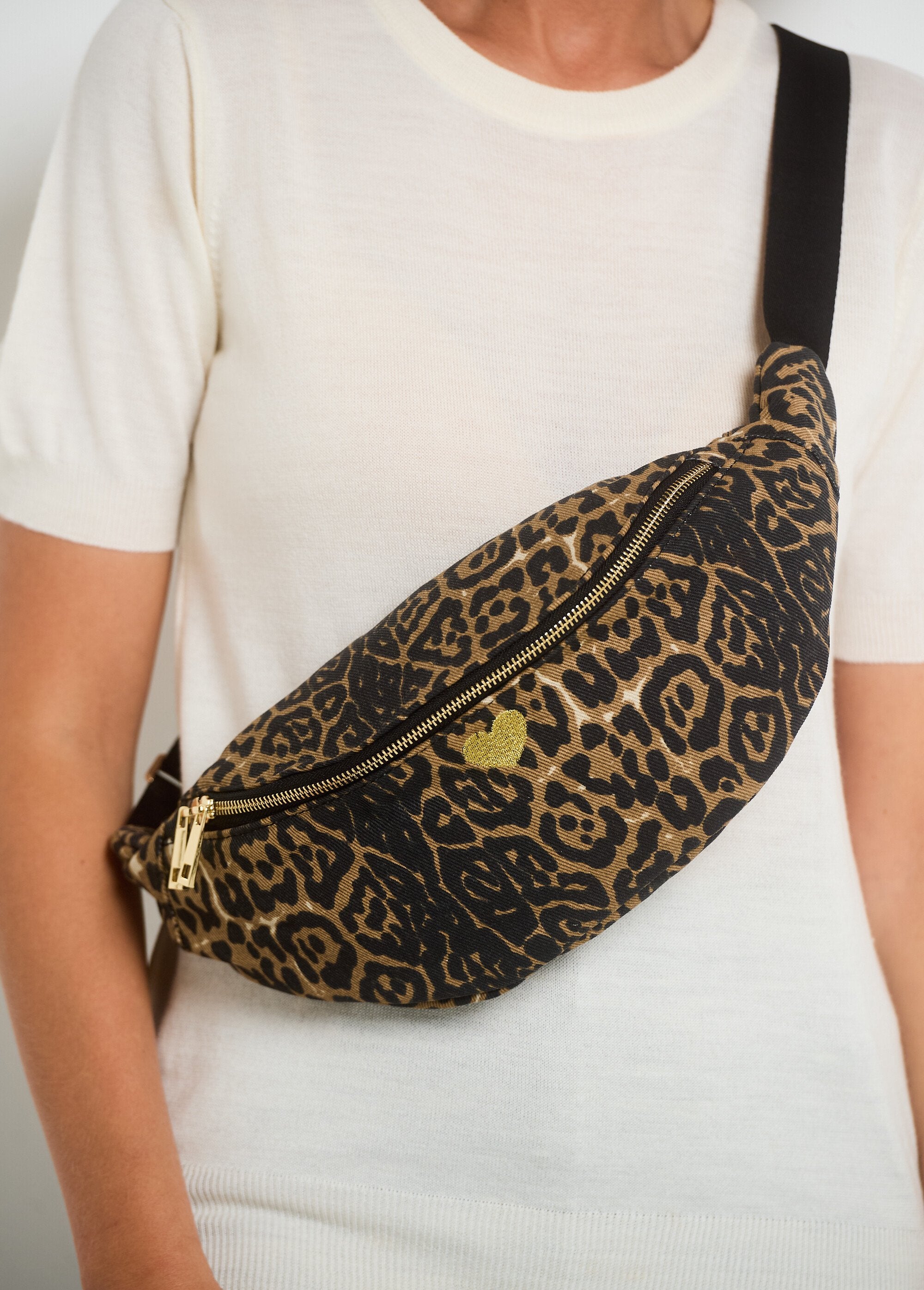 Fanny_pack_met_dierenprint_en_rits_Leopard_DE1_slim