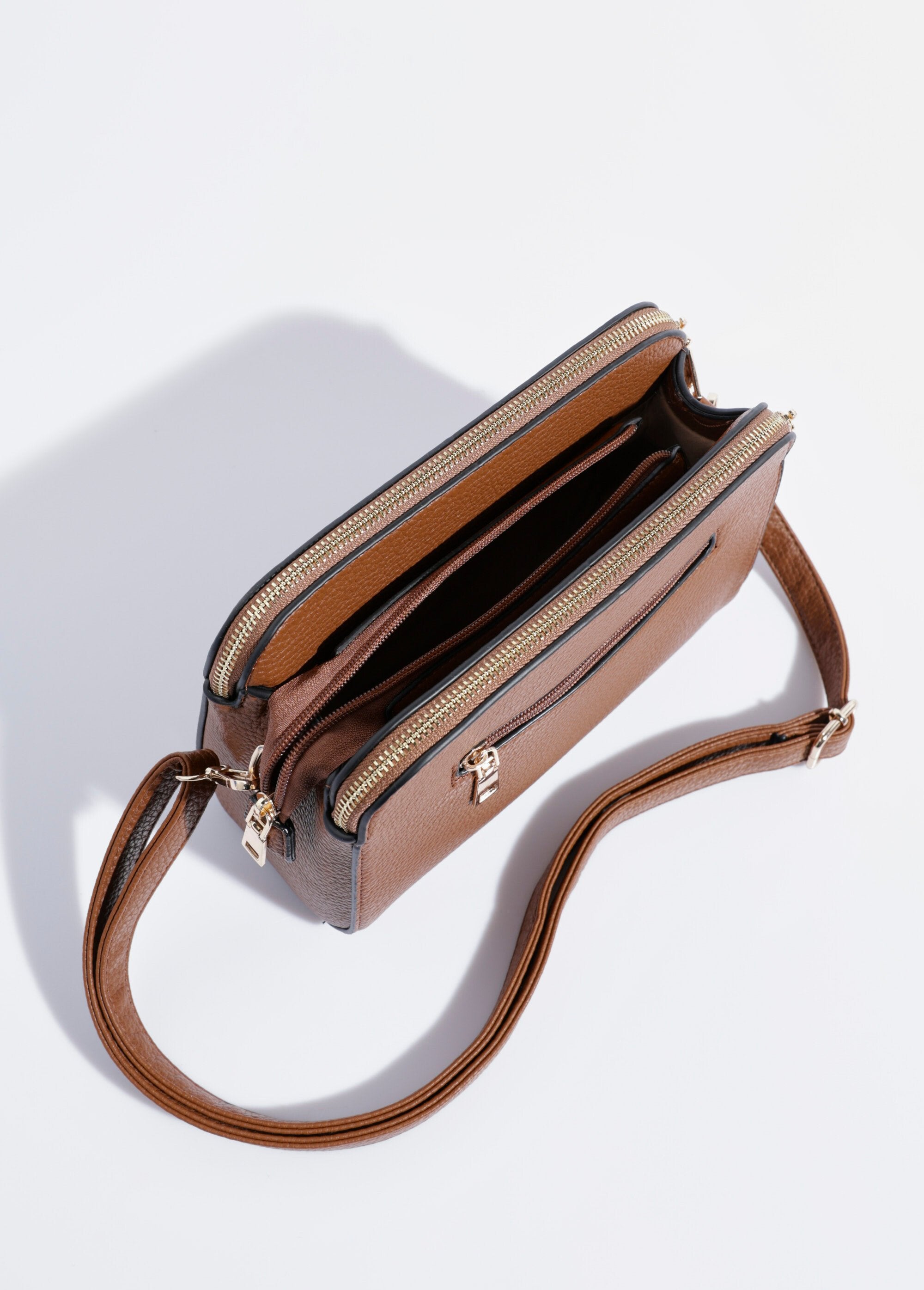 Compacte_tas_met_meerdere_zakken_en_metalen_details_Camel_DE1_slim