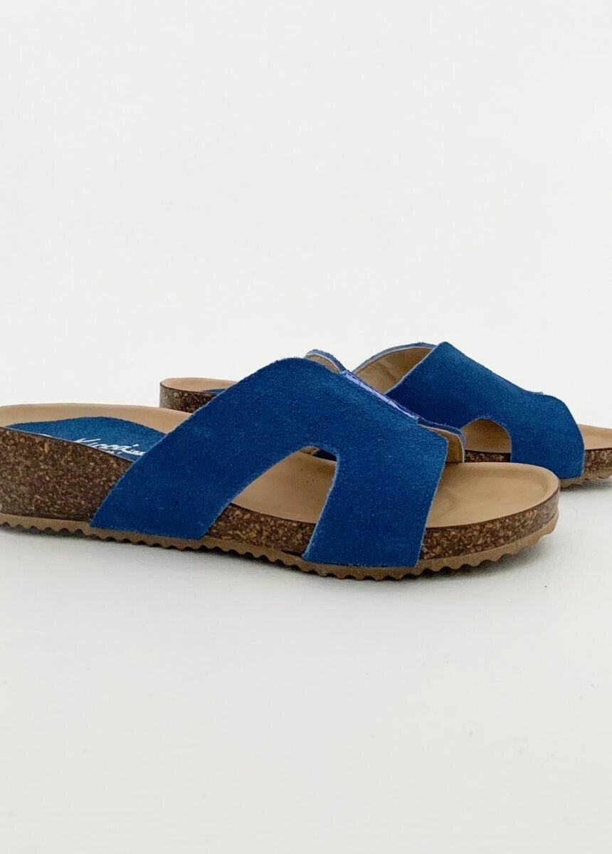 Blauwe_sandalen_met_schildpaddetail_aan_de_voorkant_Bleu_DE1_slim