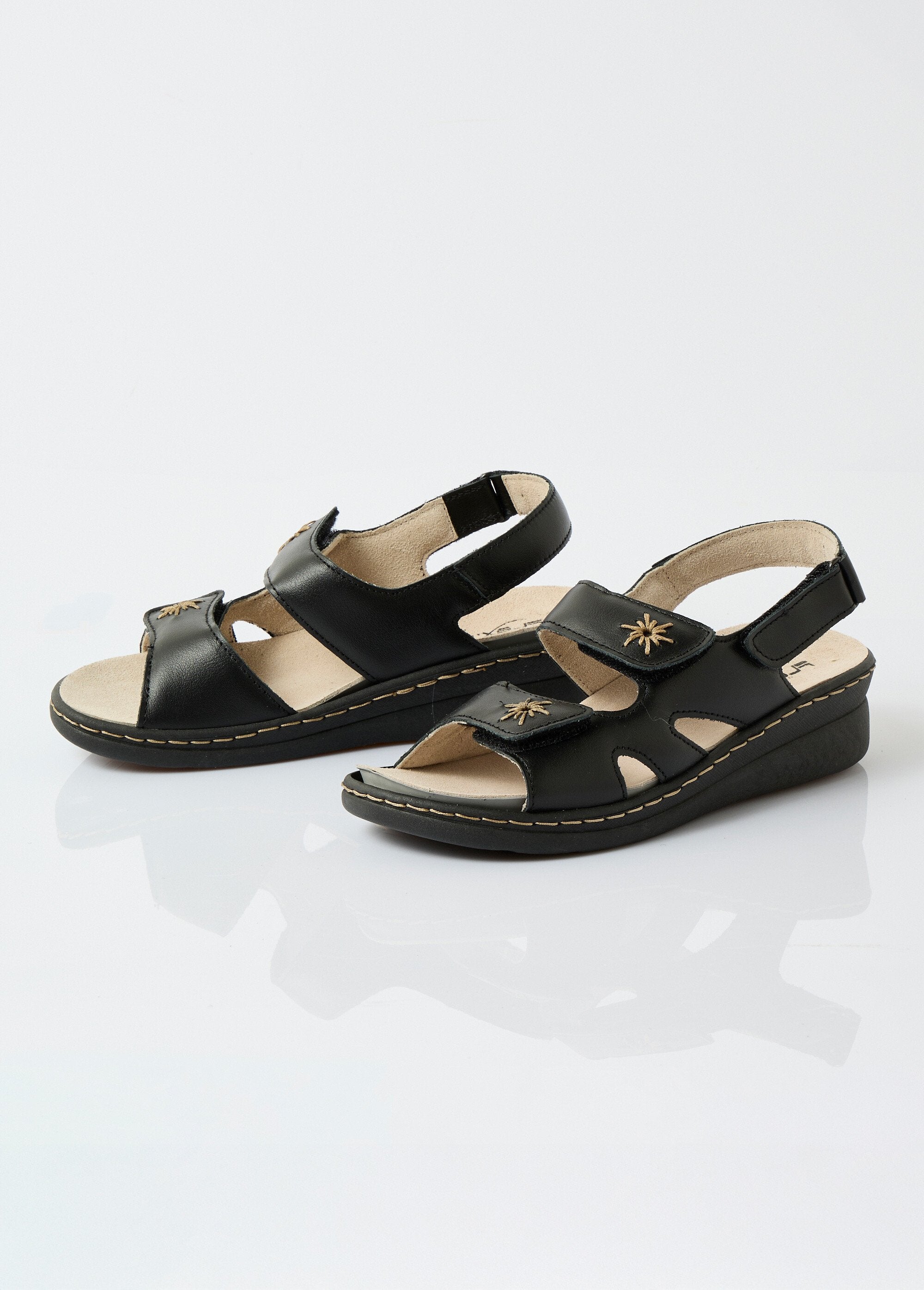 Wijde_geborduurde_leren_sandalen_ZWART_DE1_slim