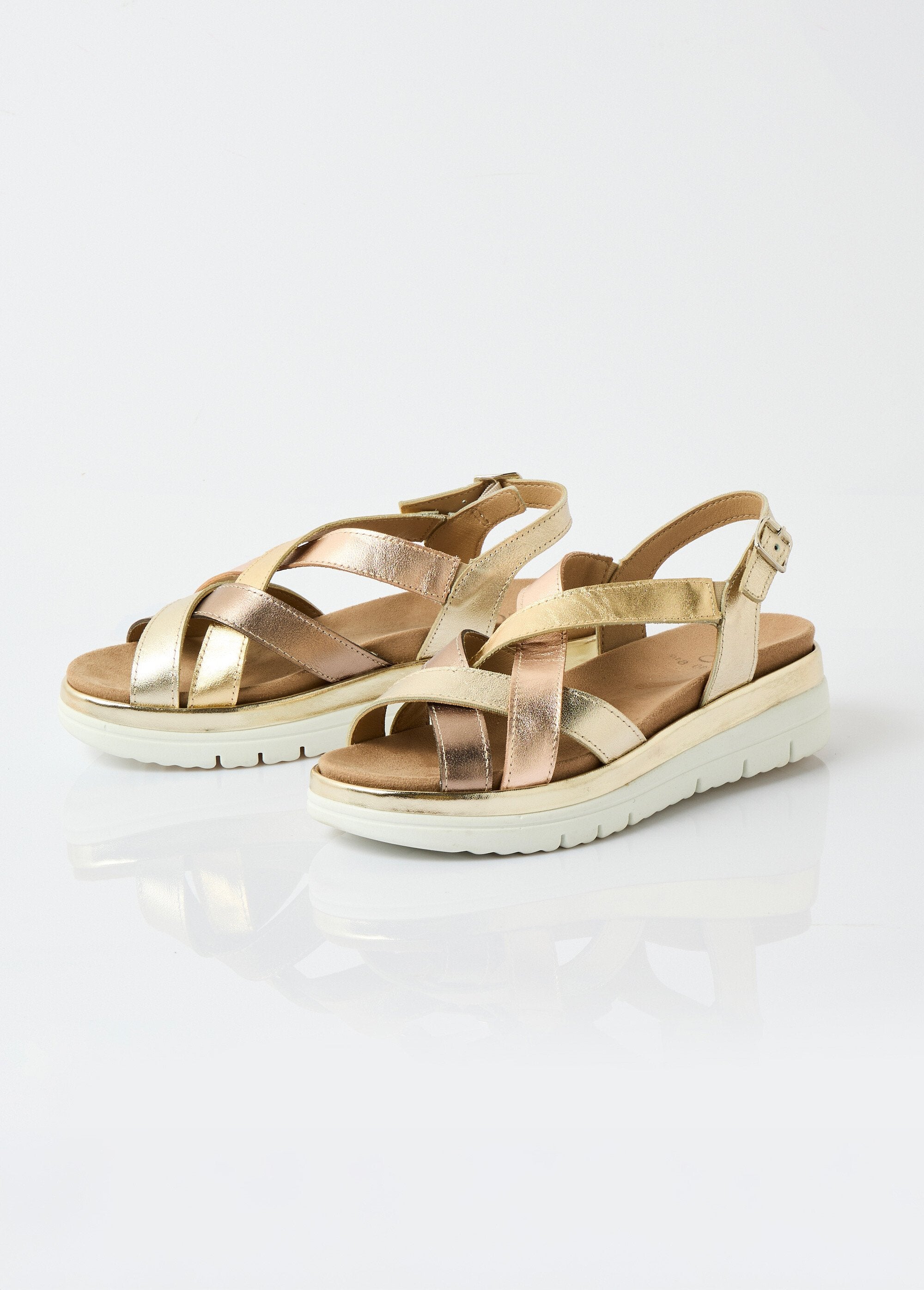 Sandalen_met_brede_sleehak_en_meerdere_banden_Dore_et_bronze_DE1_slim