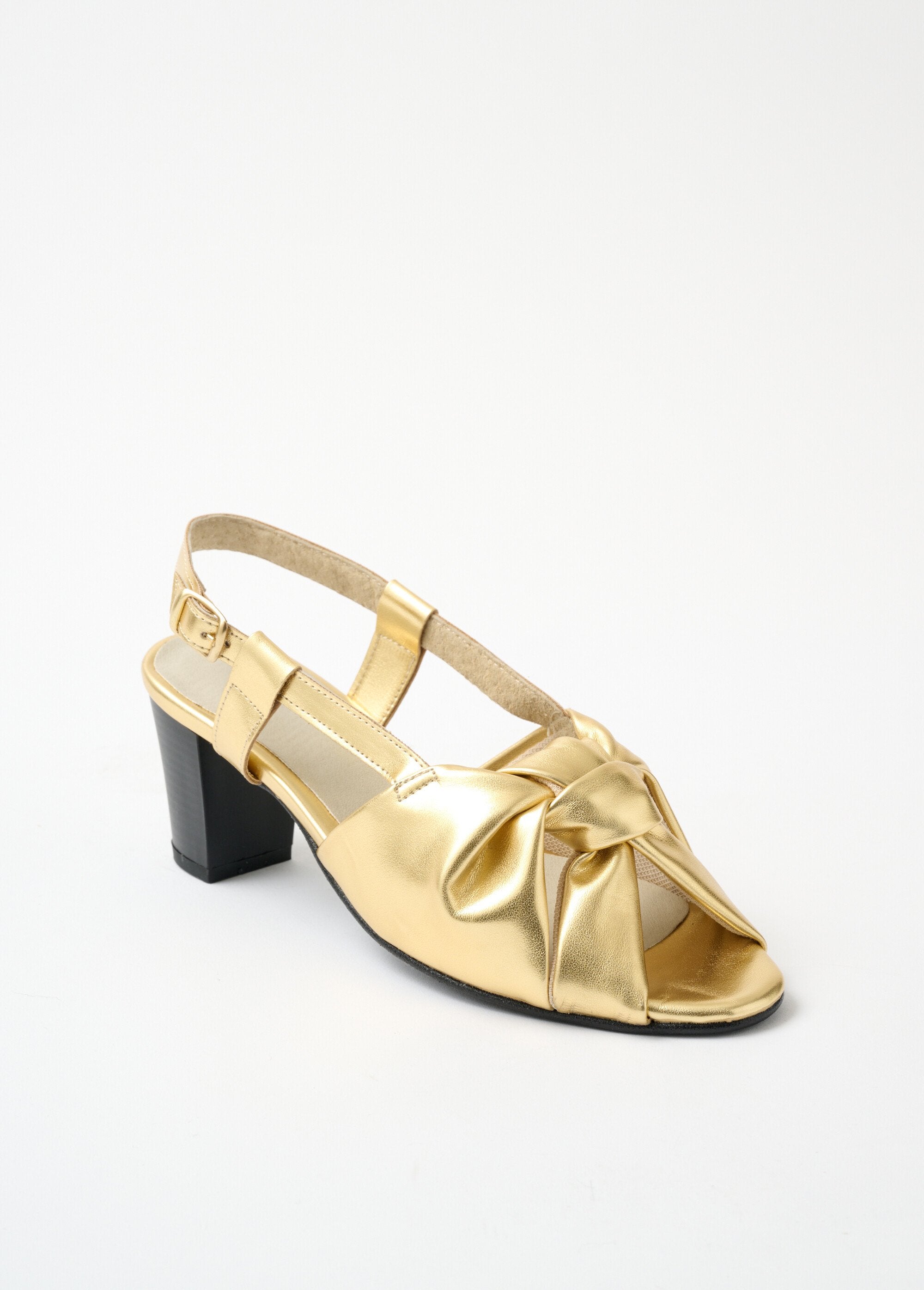 Open_sandalen_met_dunne_leren_bandjes_en_hakken_gouden_FA1_slim