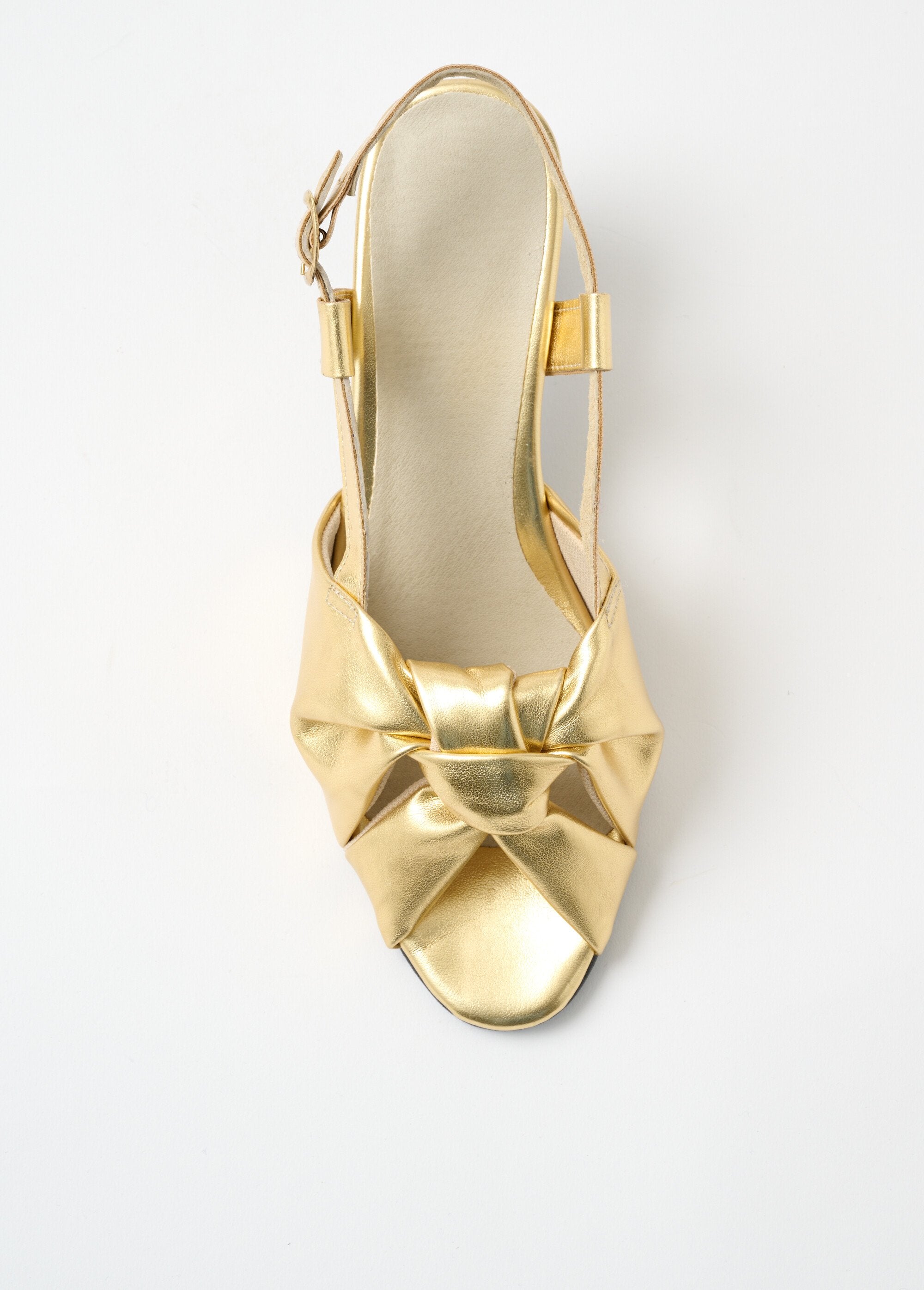 Open_sandalen_met_dunne_leren_bandjes_en_hakken_gouden_OV1_slim