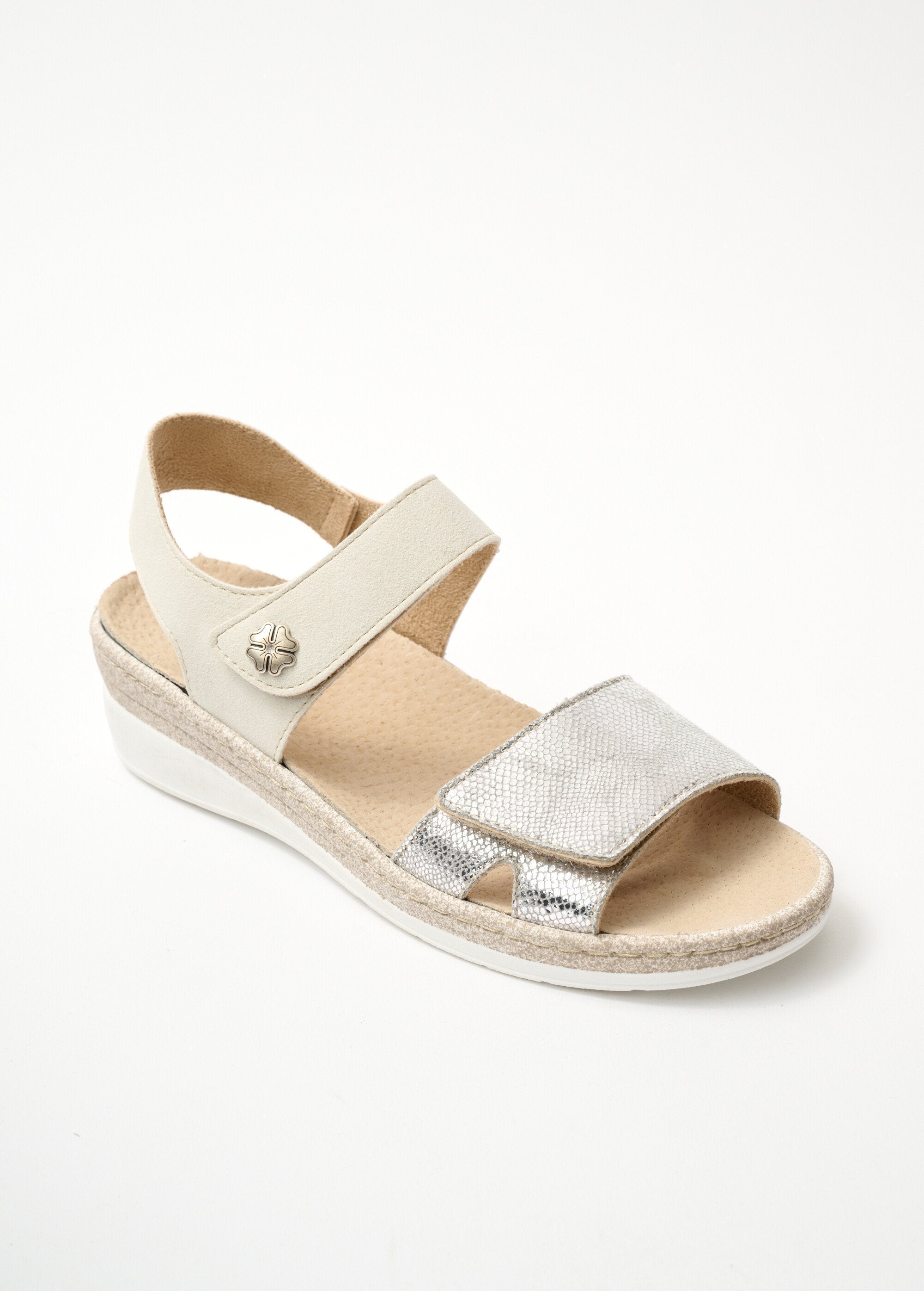 Comfort_breedte_klittenband_sandalen_Beige_en_zilver_FA1_slim