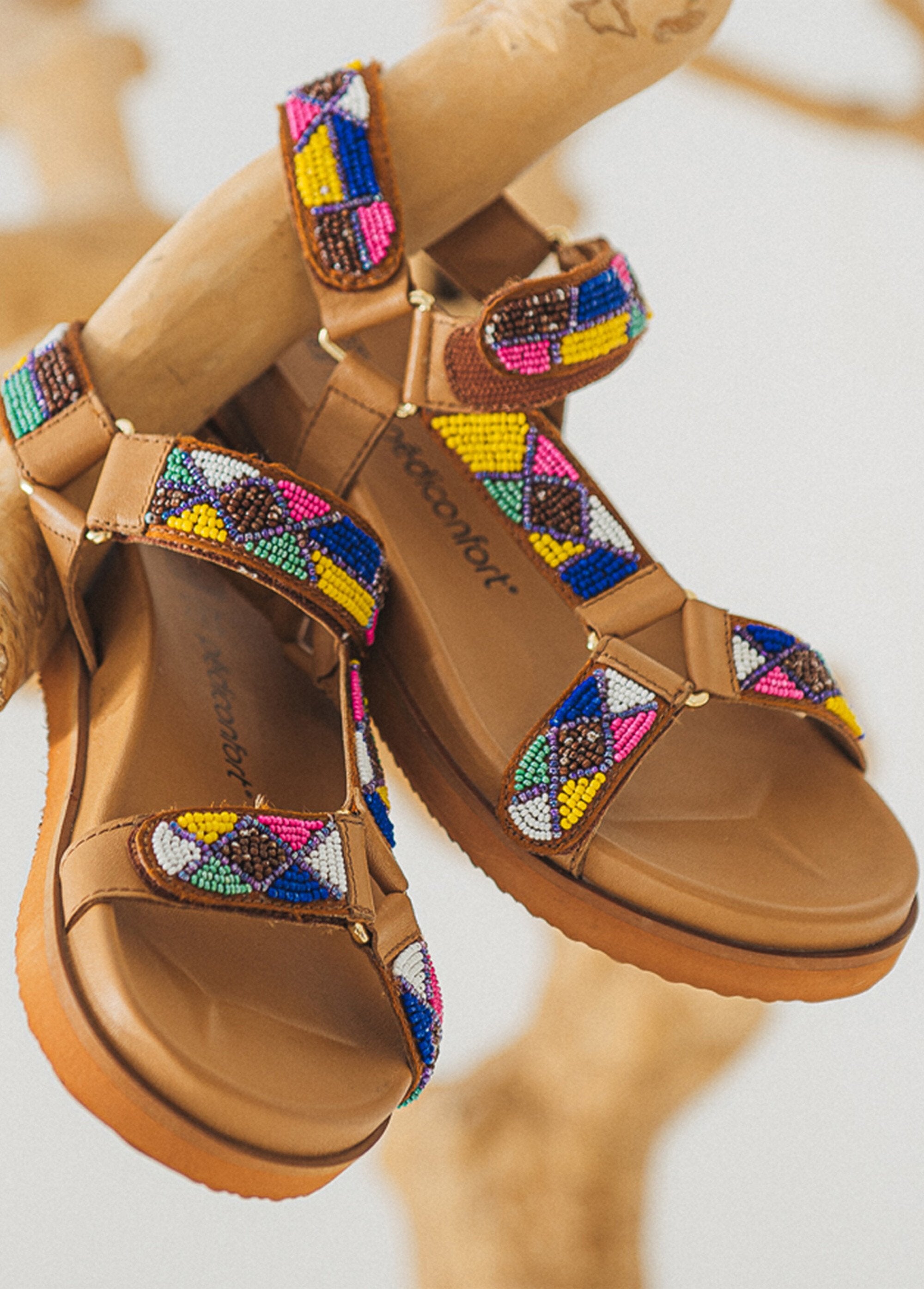 Ergonomische_sandalen_met_kralenbandjes_Marron_DE3_slim