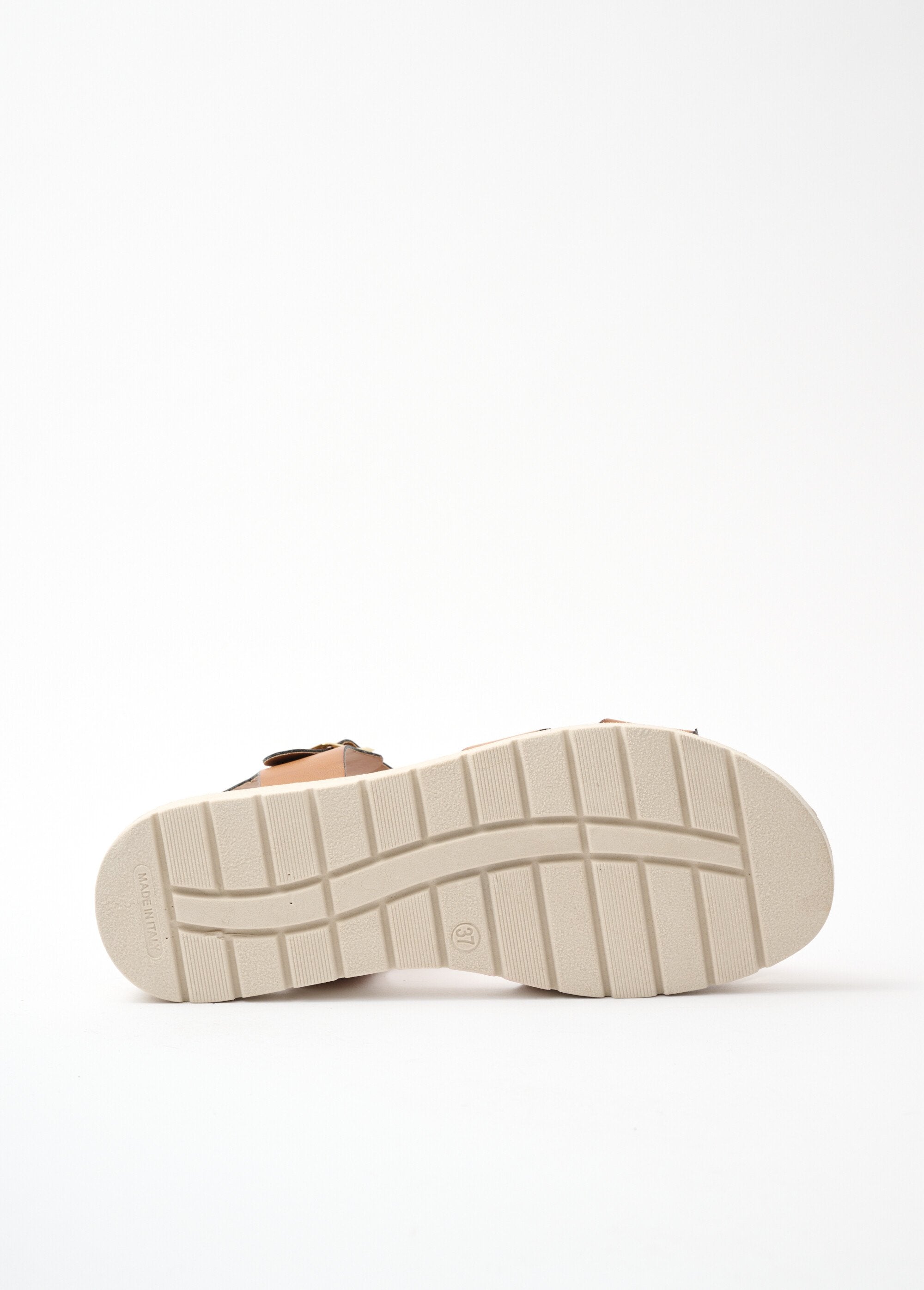 Comfortabele_wijde_vegan_sandalen_kameel_UN1_slim