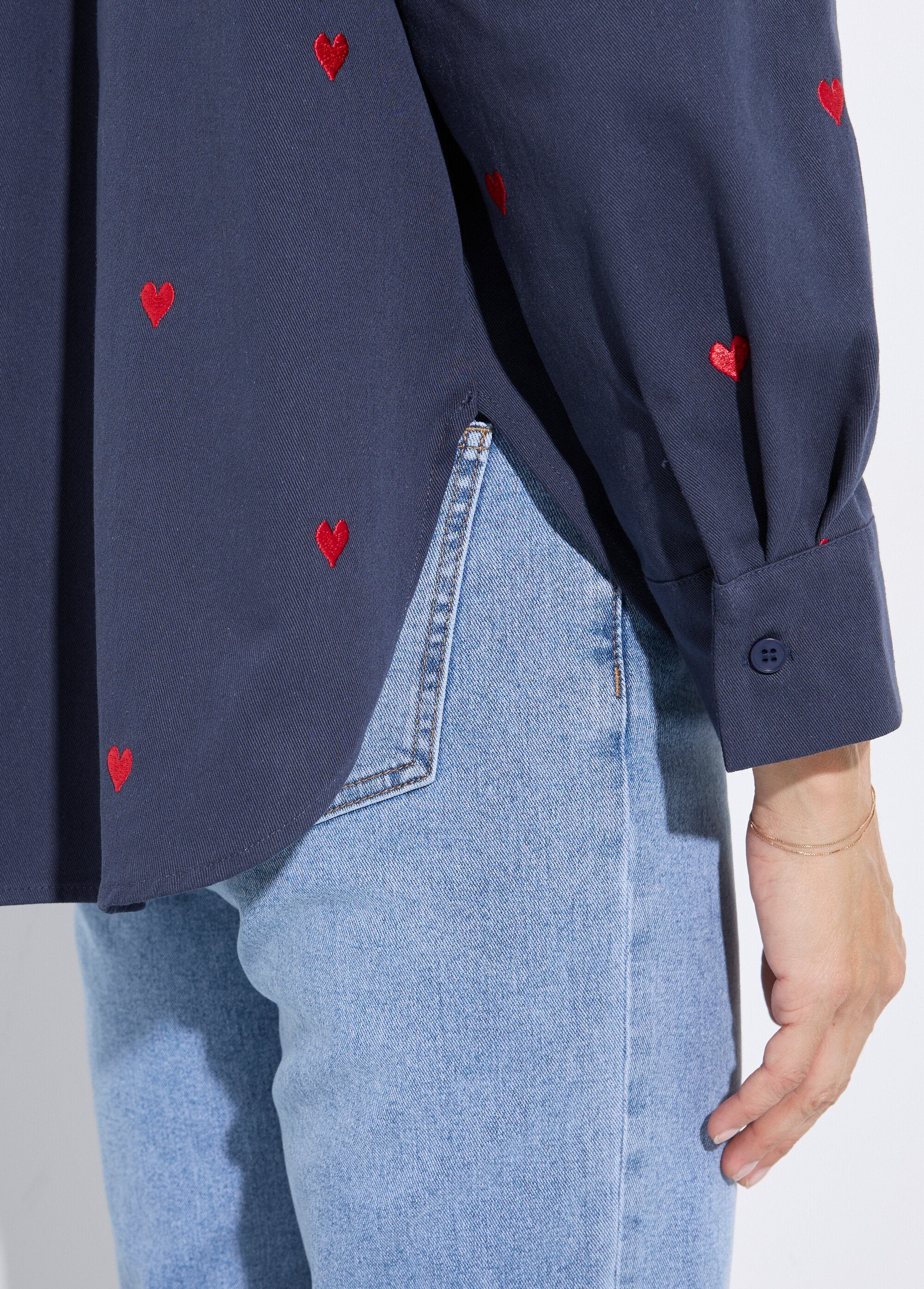 Twill_overshirt_met_geborduurde_hartjes_Marine_DE1_slim