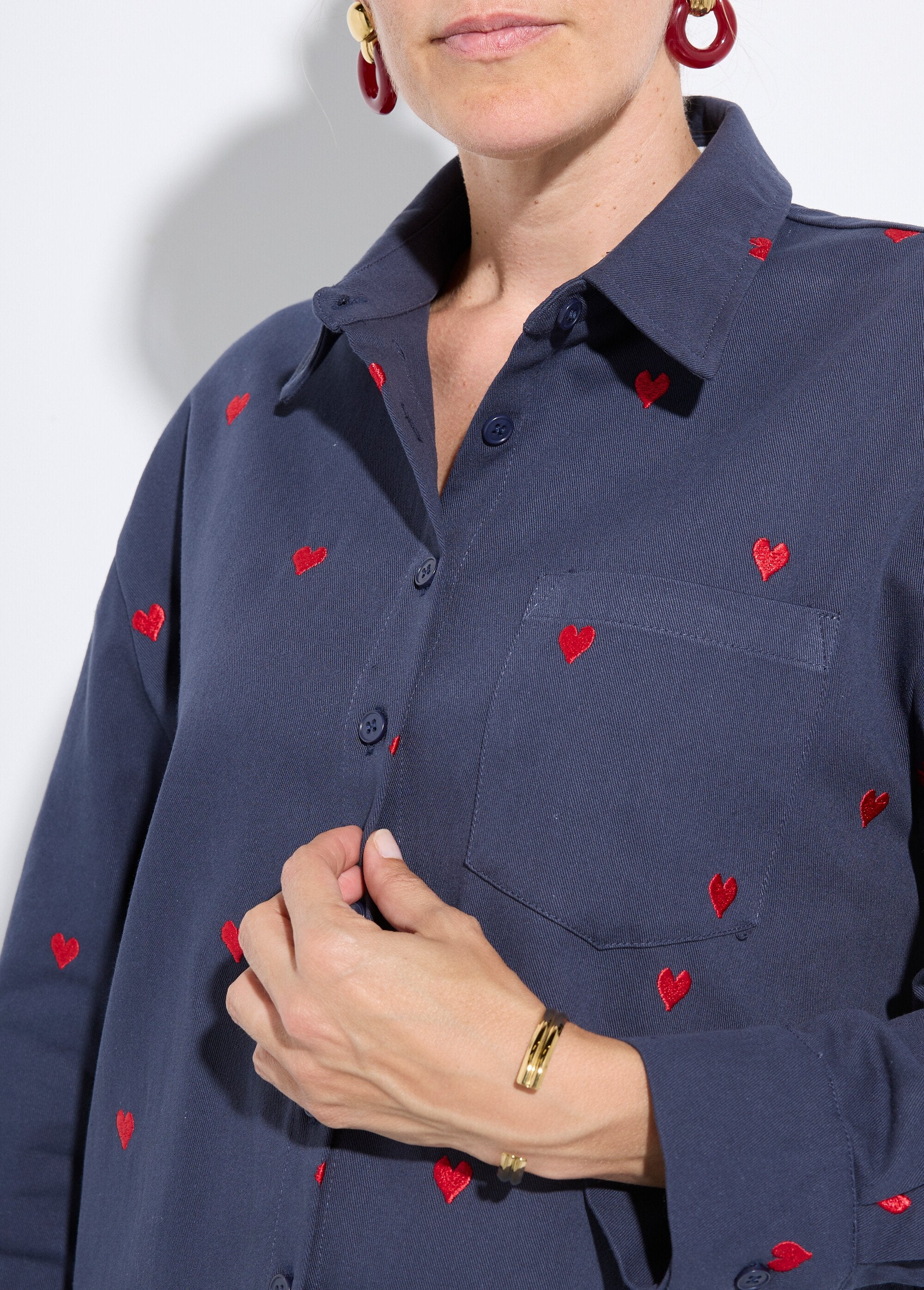 Twill_overshirt_met_geborduurde_hartjes_Marine_DE2_slim