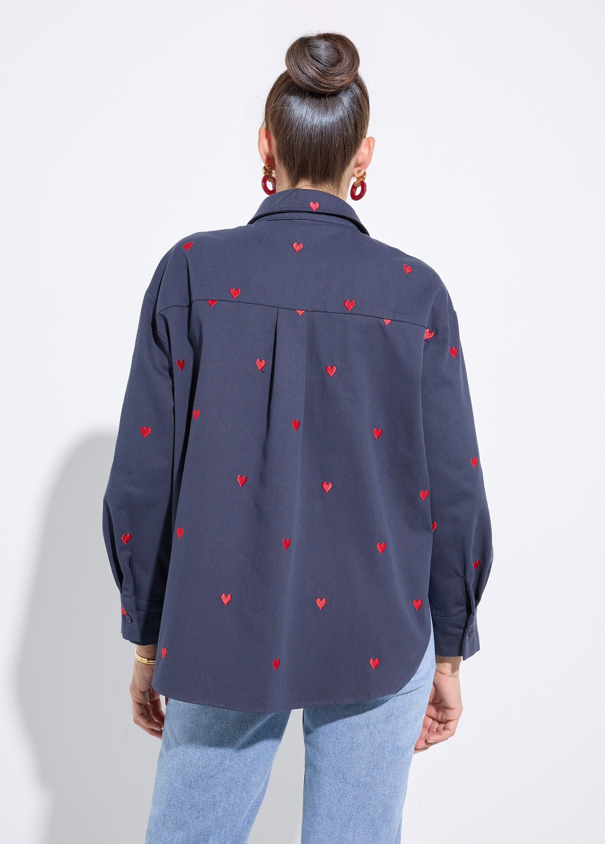 Twill_overshirt_met_geborduurde_hartjes_Marine_DO1_slim