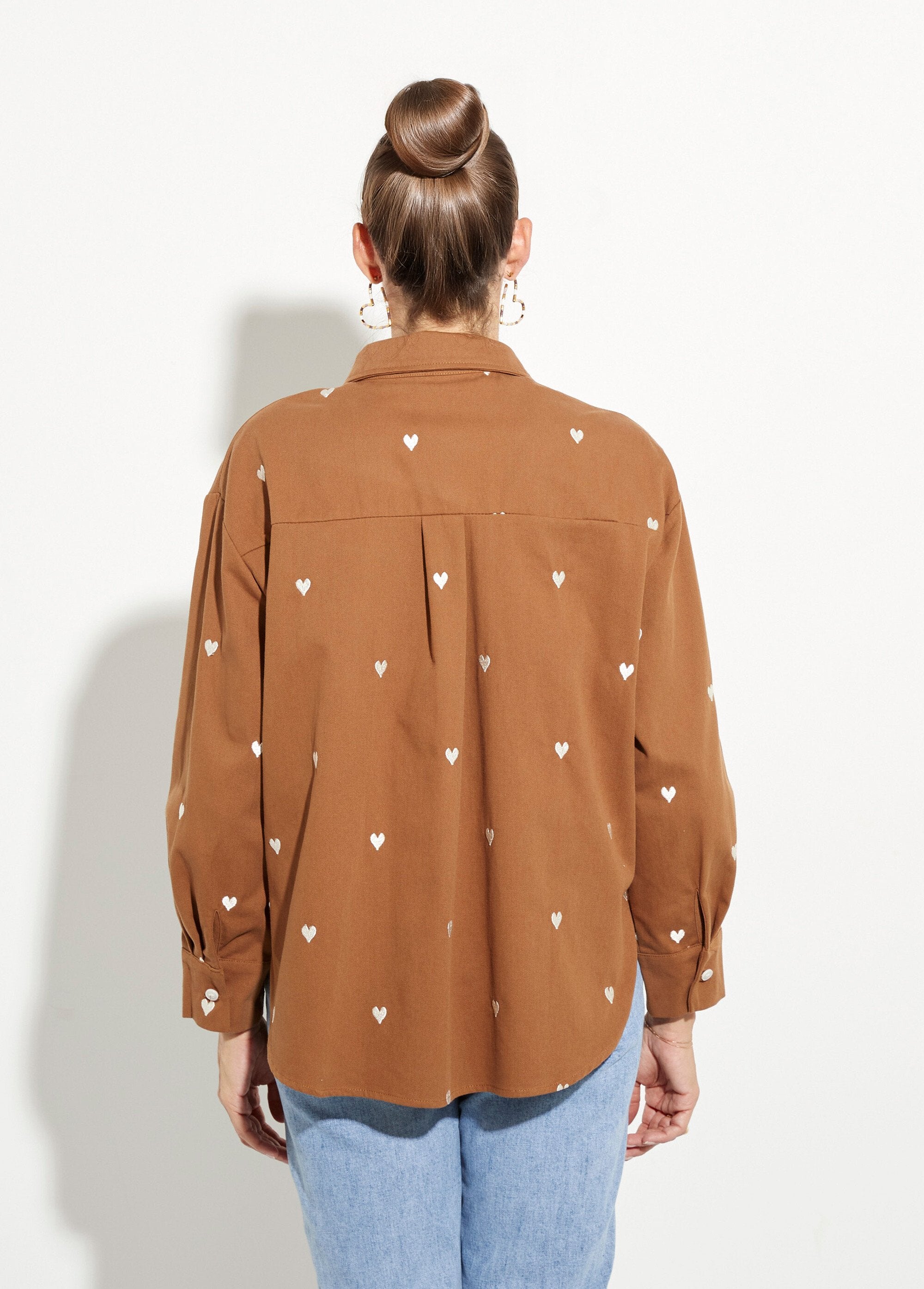 Twill_overshirt_met_geborduurde_hartjes_Camel_DO1_slim