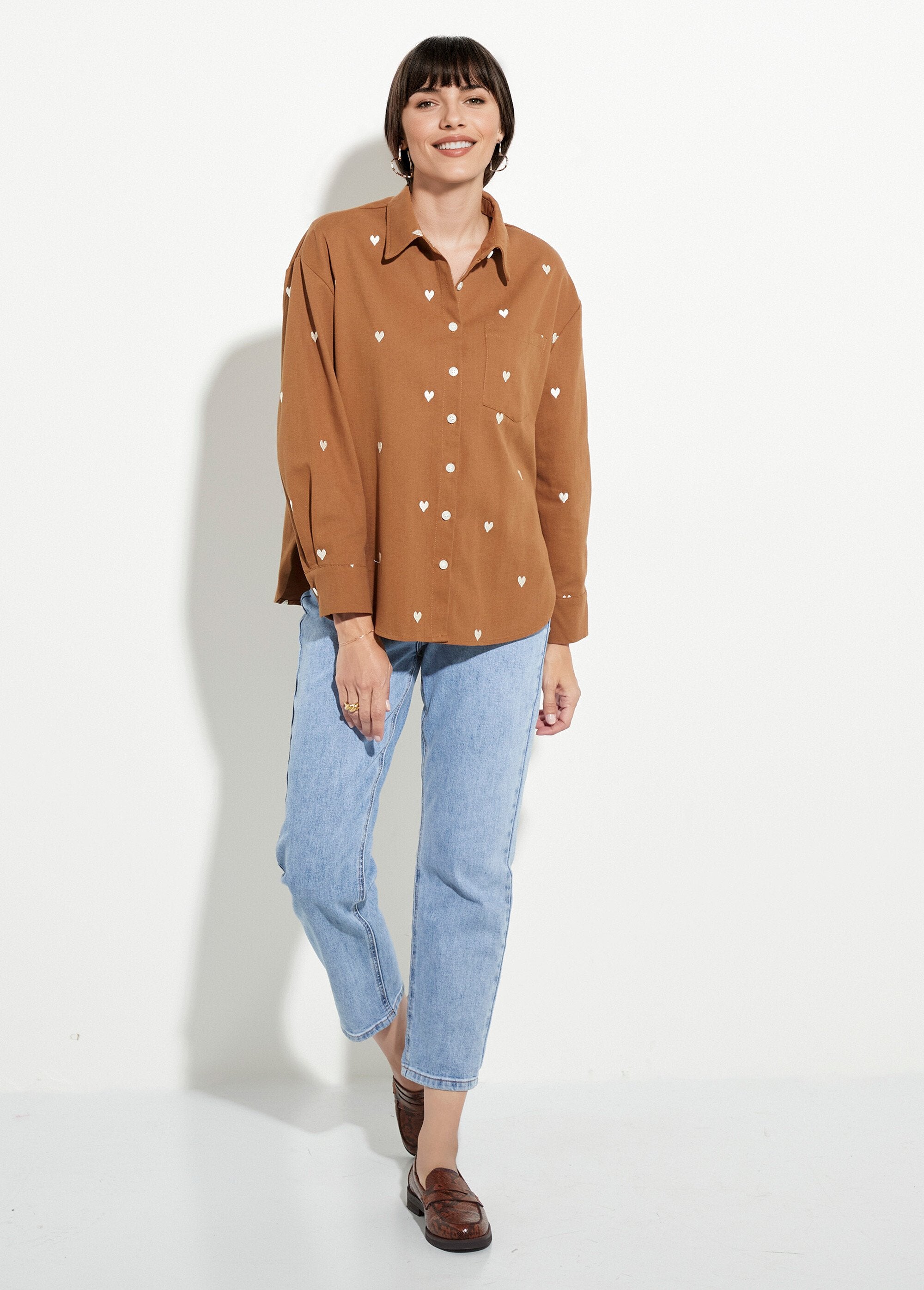 Twill_overshirt_met_geborduurde_hartjes_Camel_SF1_slim