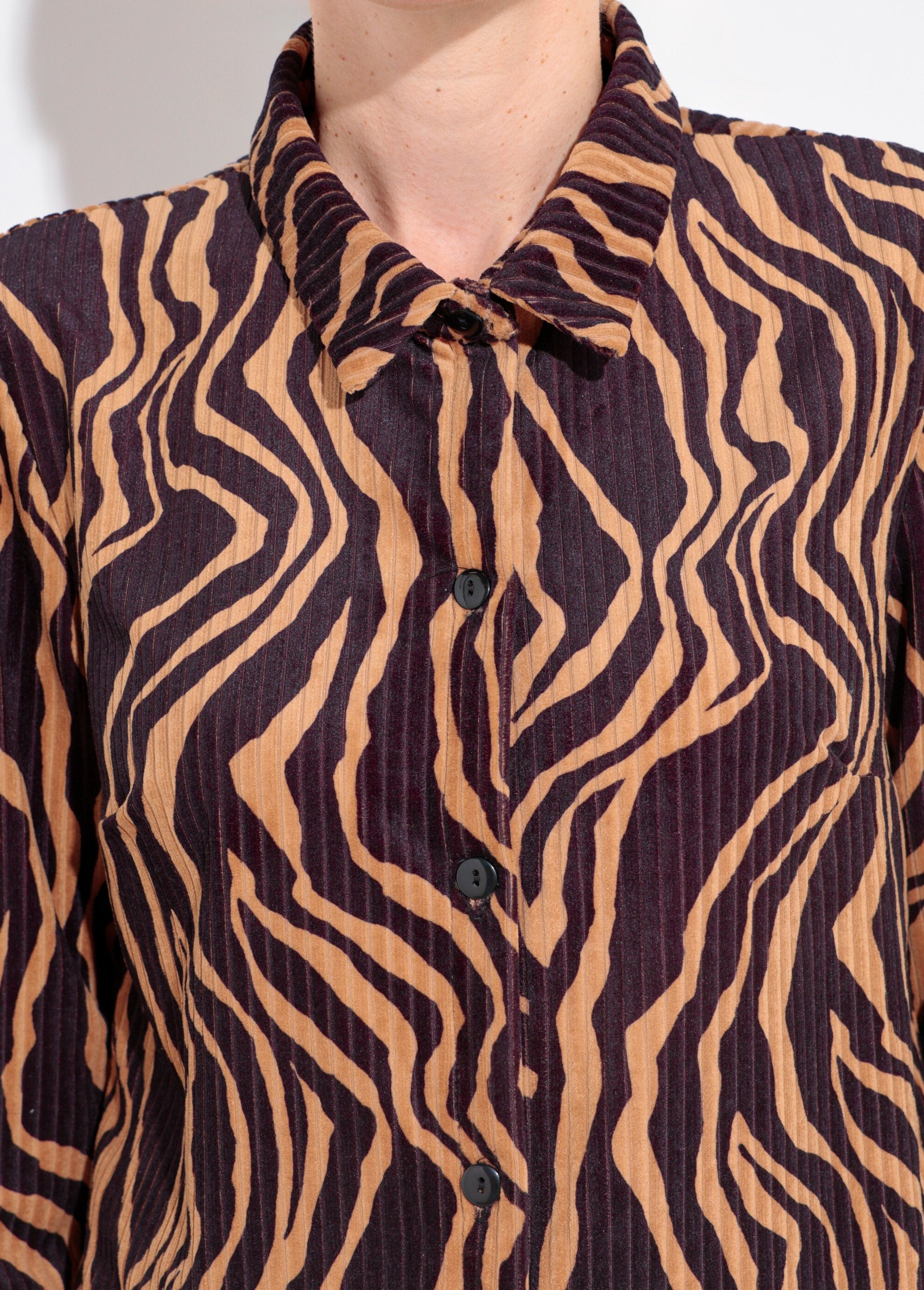 Corduroy_overhemd_met_zebrapatroon_Noir_et_beige_DE1_slim