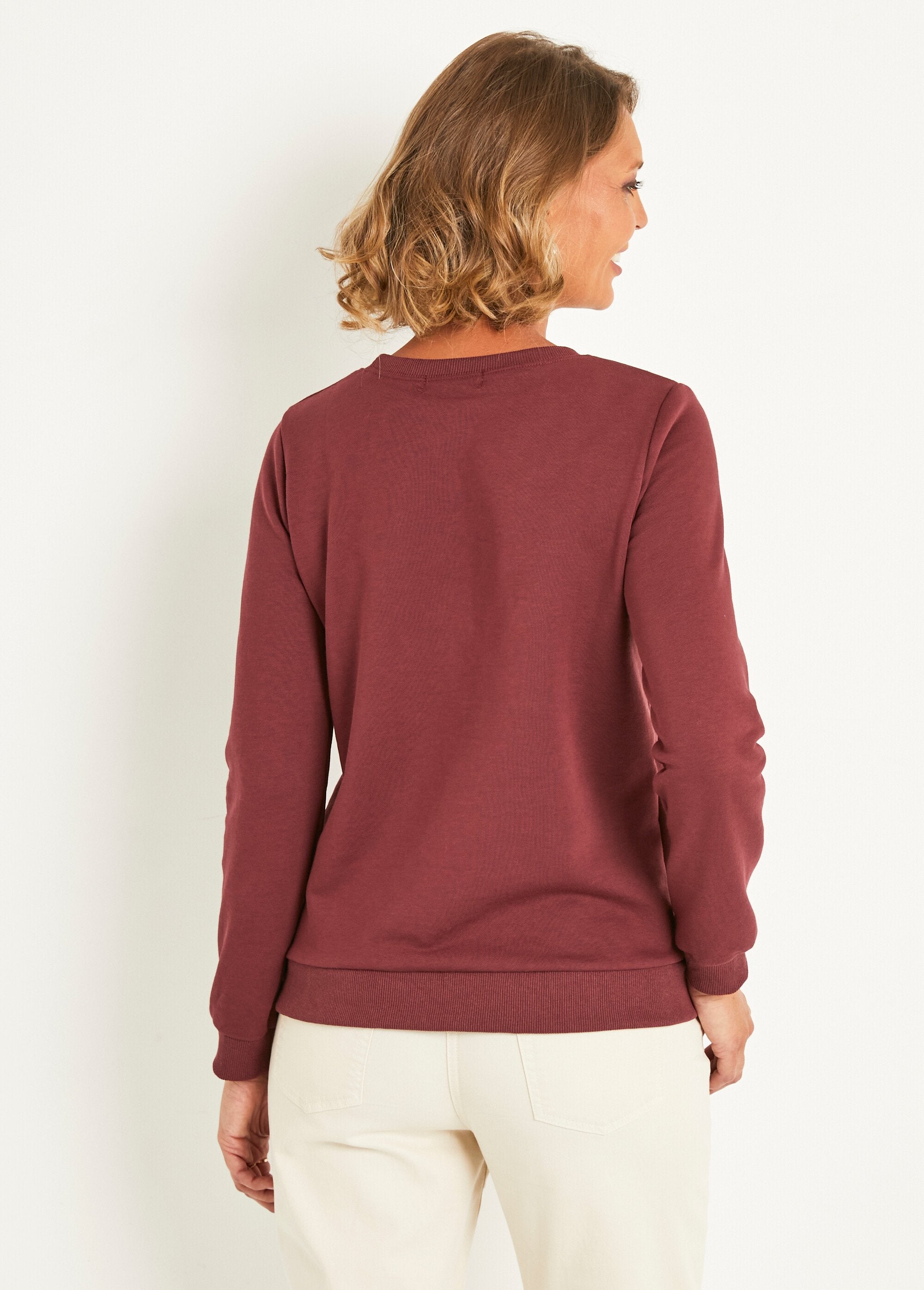 Sweater_met_lange_mouwen_en_geborduurde_boodschap_Bordeaux_DO1_slim