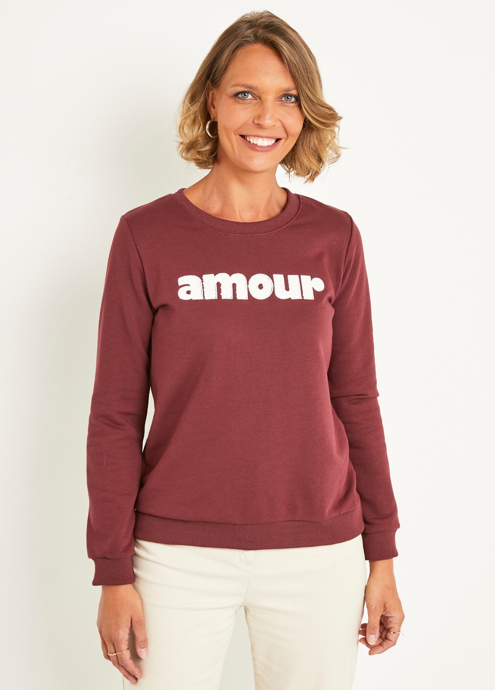 Sweater_met_lange_mouwen_en_geborduurde_boodschap_Bordeaux_FA1_slim