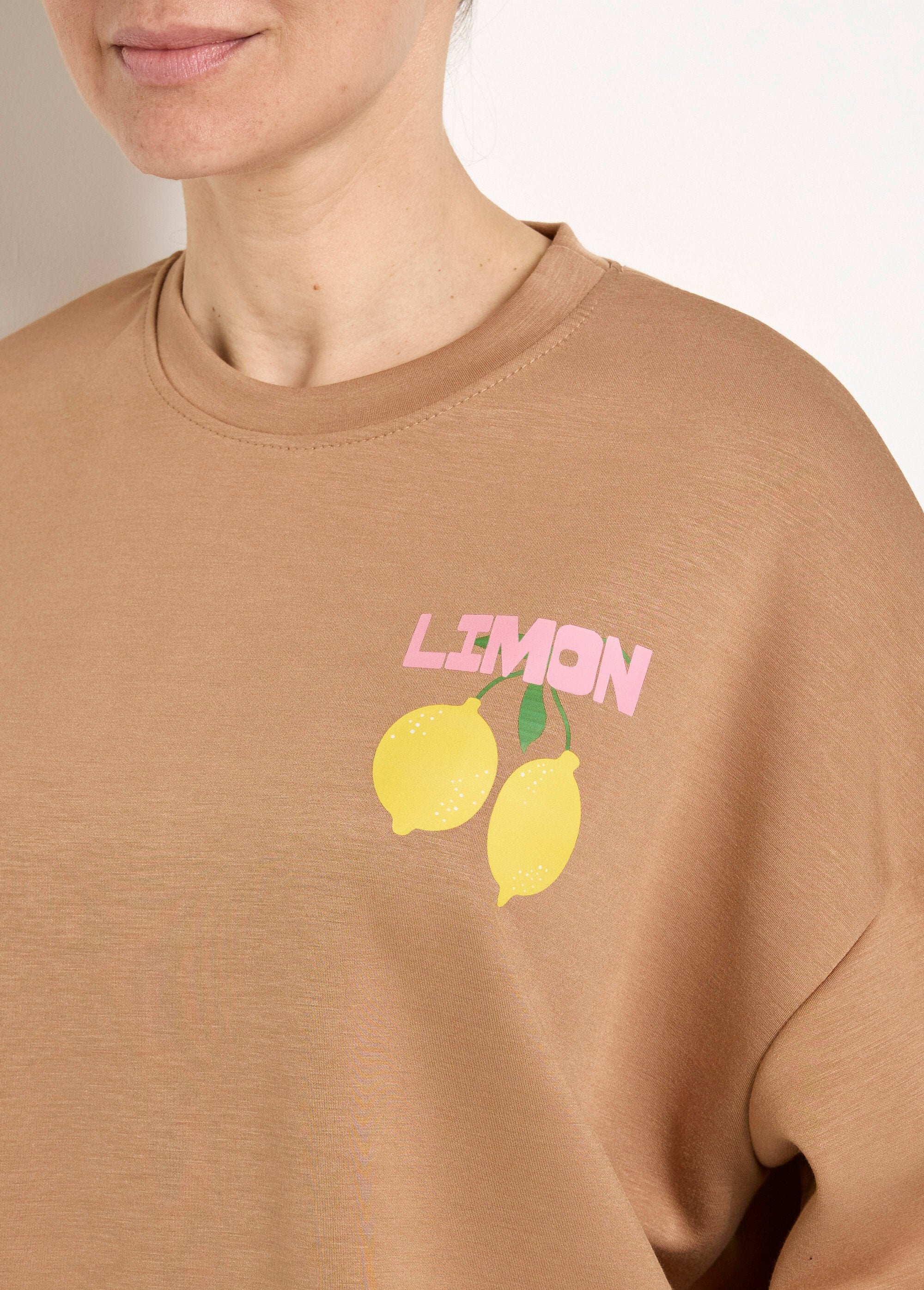 Zacht_gebreid_sweatshirt_met_ronde_hals_en_oranje_motief_Camel_DE1_slim