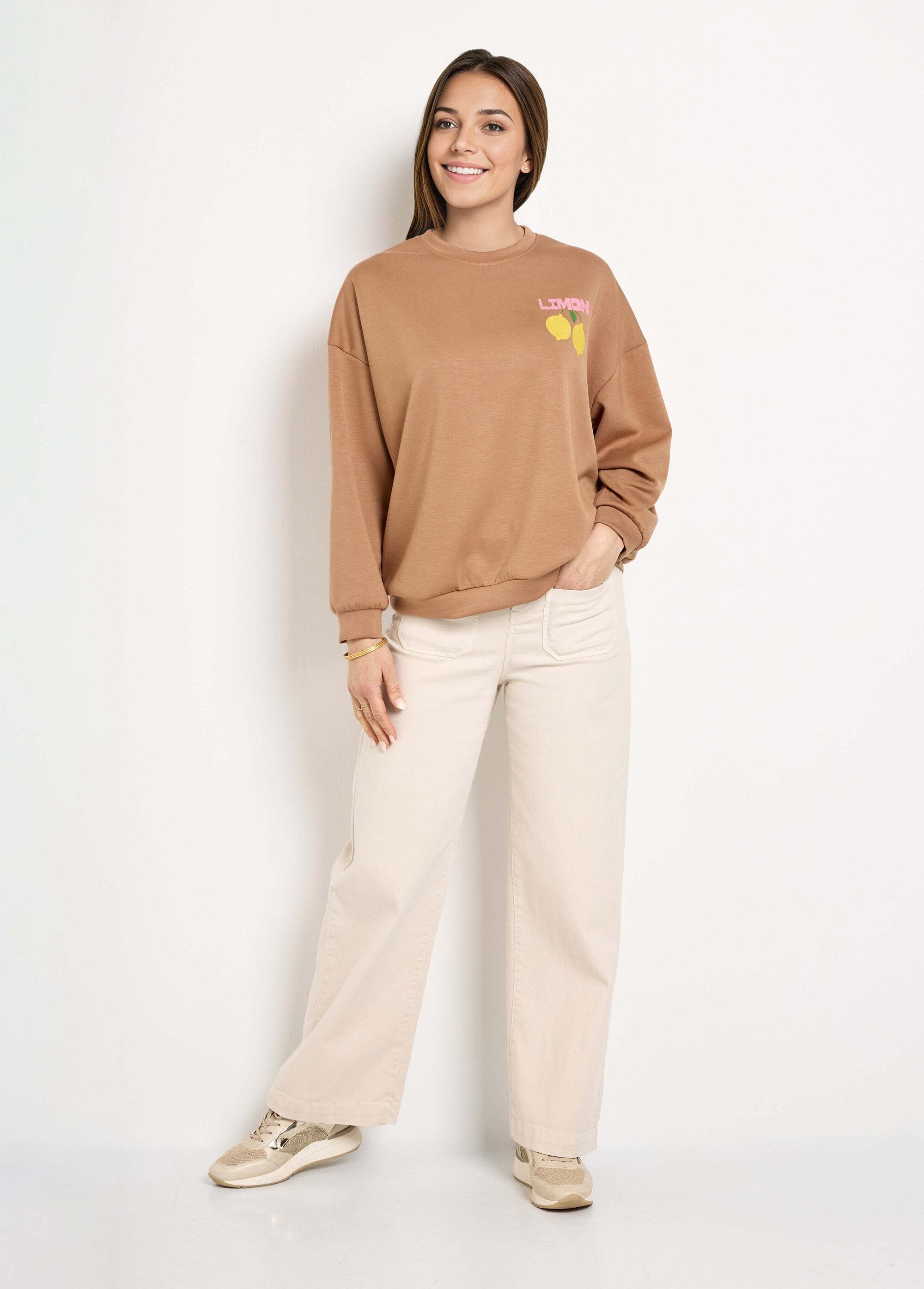Zacht_gebreid_sweatshirt_met_ronde_hals_en_oranje_motief_Camel_SF1_slim