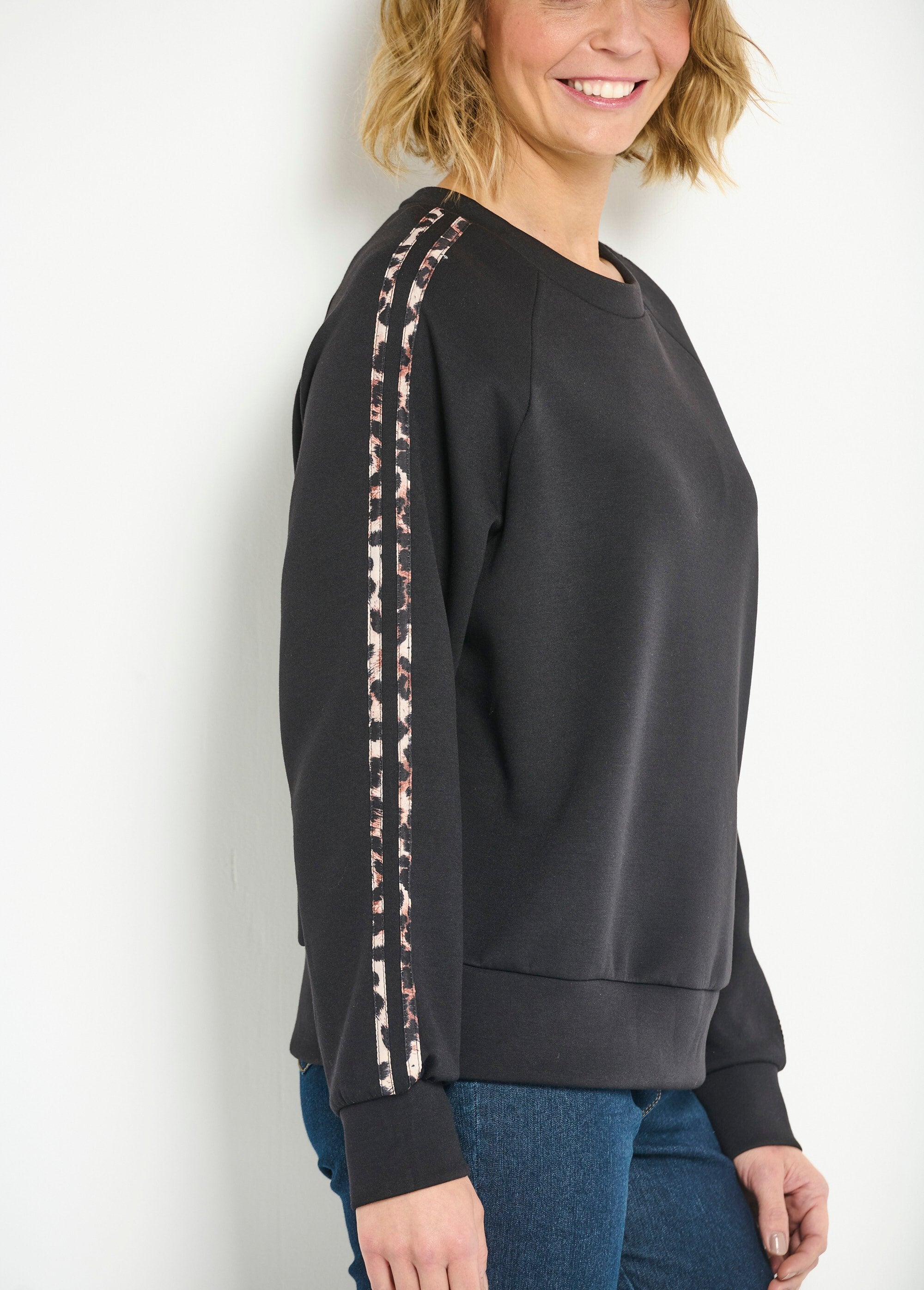 Comfortabele_sweater_met_ronde_hals_en_luipaardstrepen_Noir_DE2_slim