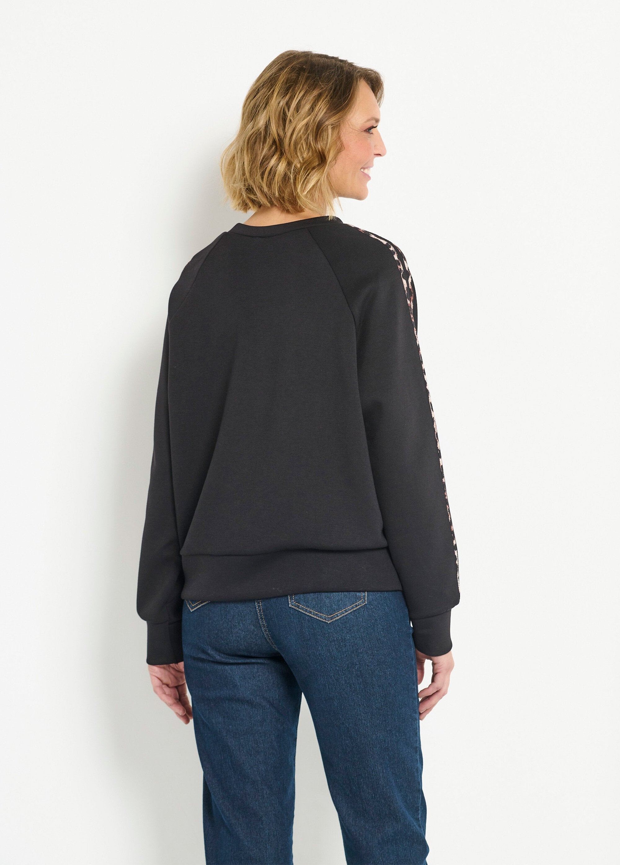 Comfortabele_sweater_met_ronde_hals_en_luipaardstrepen_Noir_DO1_slim