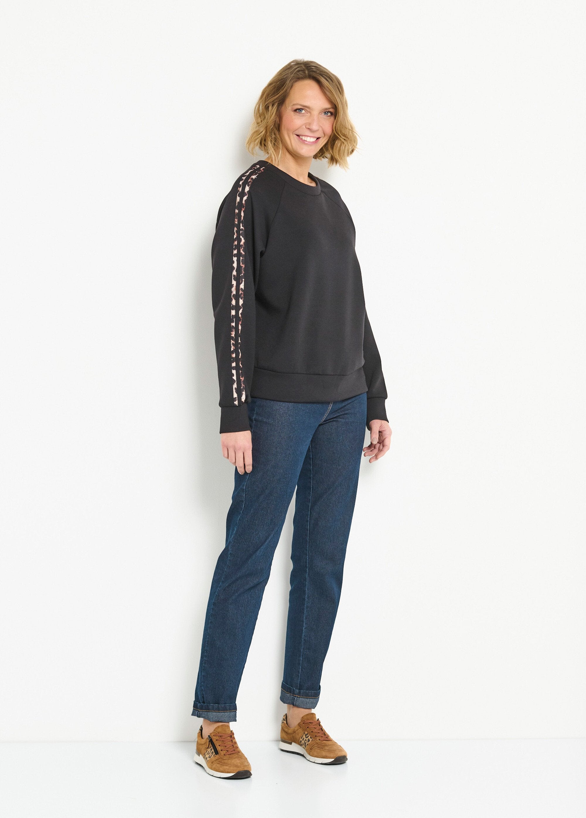 Comfortabele_sweater_met_ronde_hals_en_luipaardstrepen_Noir_SF1_slim