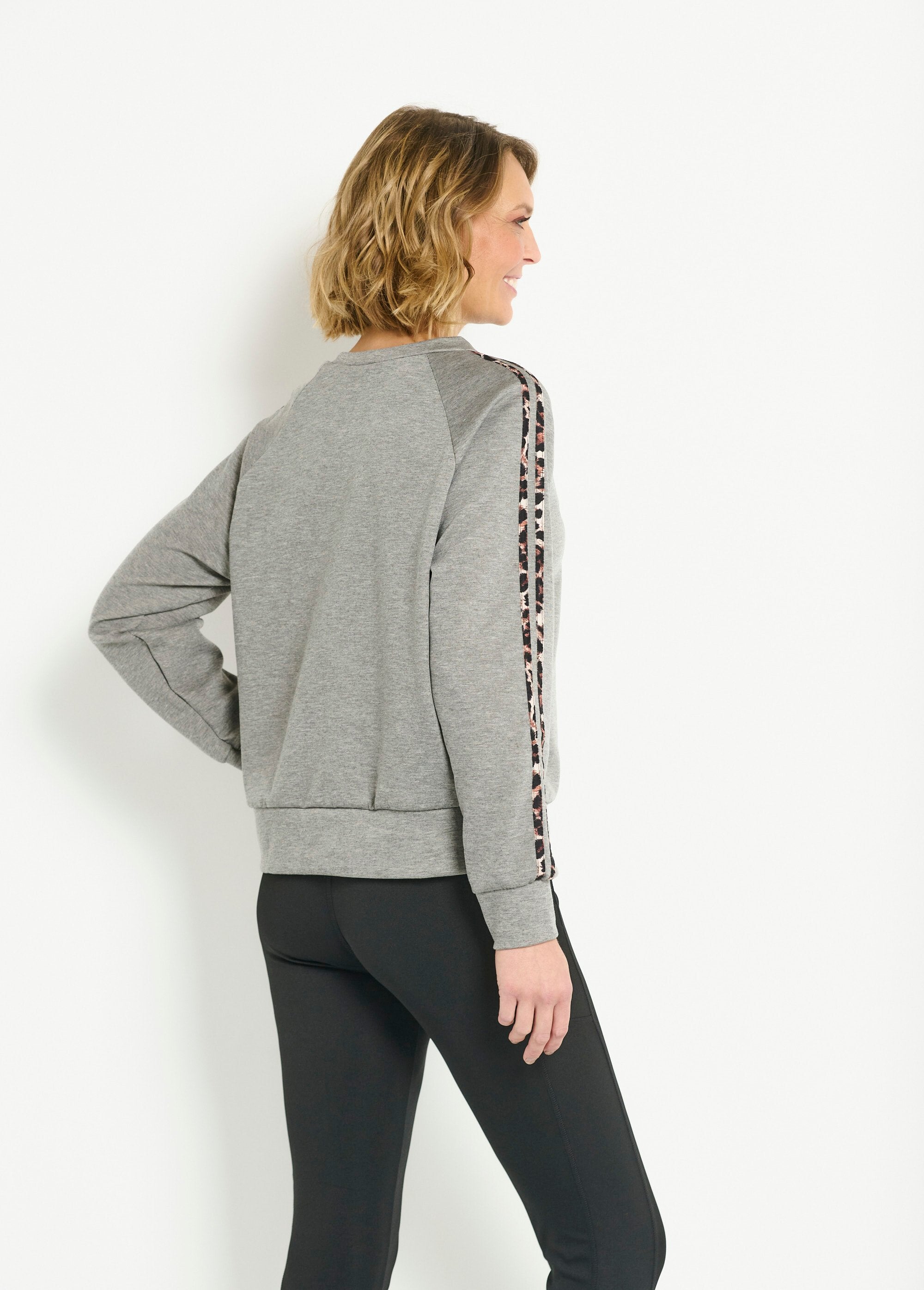 Comfortabele_sweater_met_ronde_hals_en_luipaardstrepen_Gris_DO1_slim