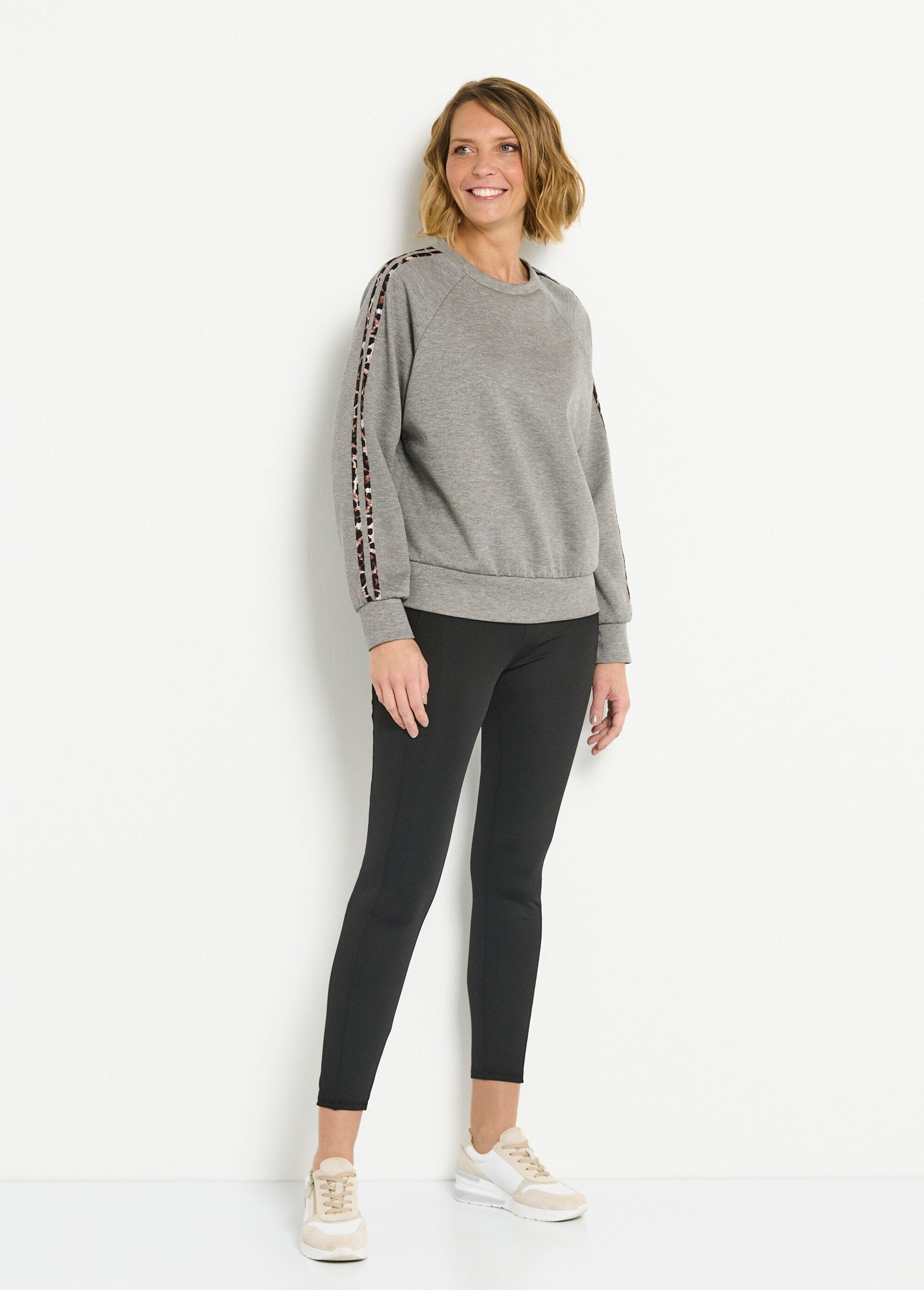 Comfortabele_sweater_met_ronde_hals_en_luipaardstrepen_Gris_SF1_slim