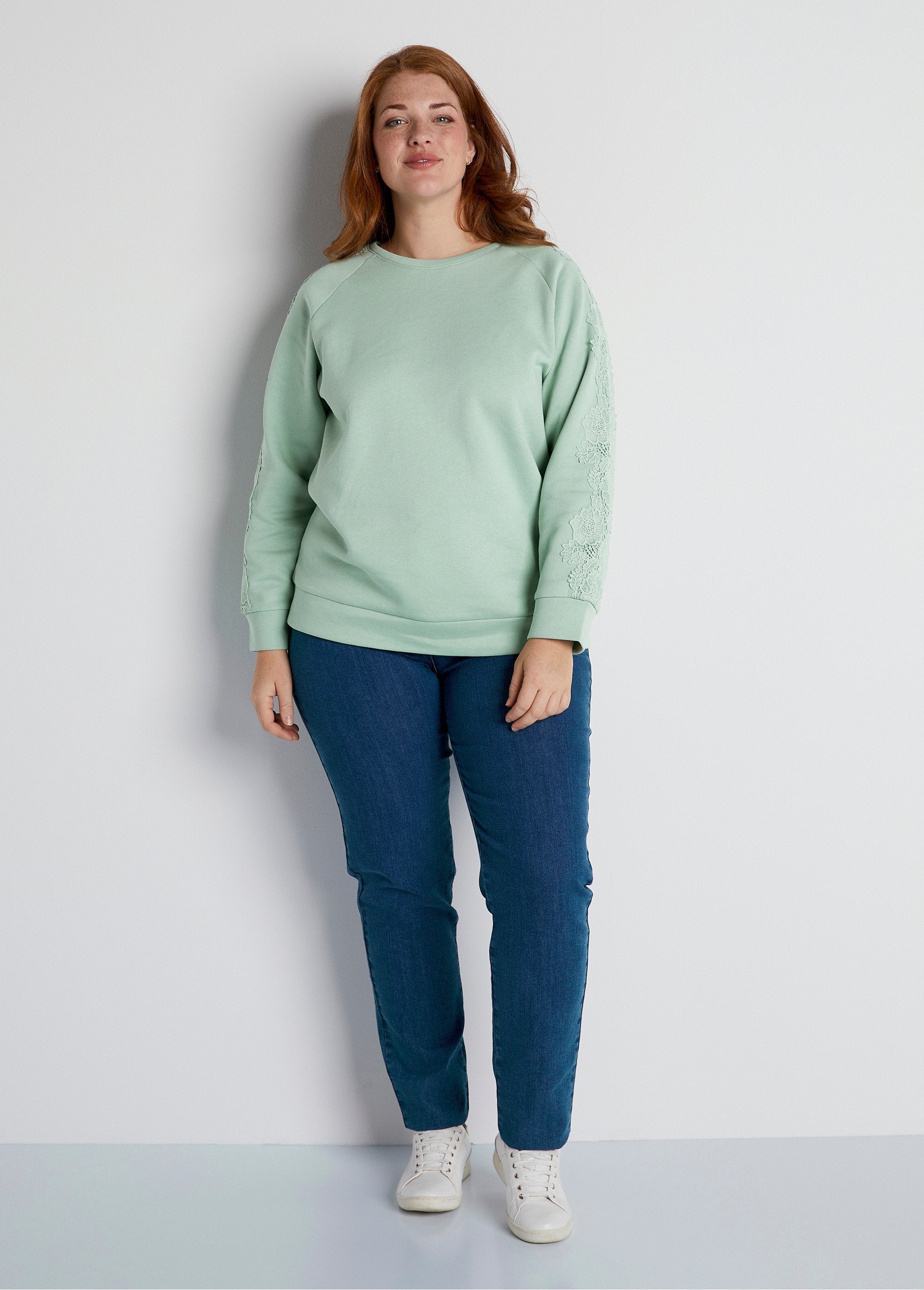 Jersey_sweatshirt_met_kanten_kraag_watergroen_SF1_curvy